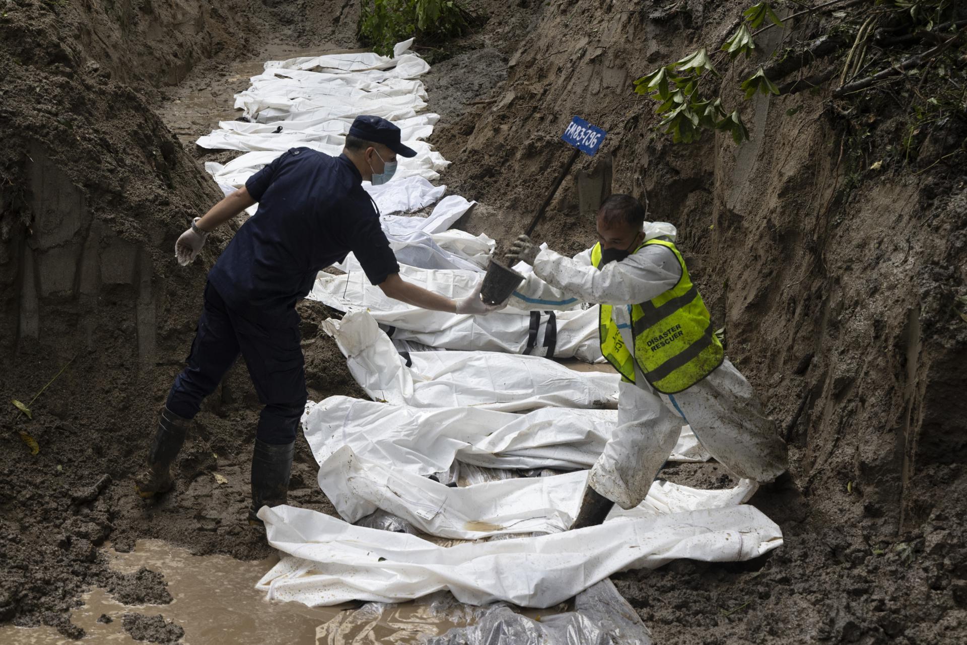 Funerales sin cuerpos: Nepal, una semana después del mortífero deslave