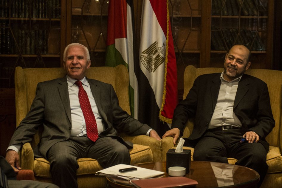 El jefe negociador palestino, Azzam al-Ahmad (izq.) de la corriente principal del movimiento Fatah y el diputado y líder exiliado de Hamas Mussa Abu Marzuk (der.).