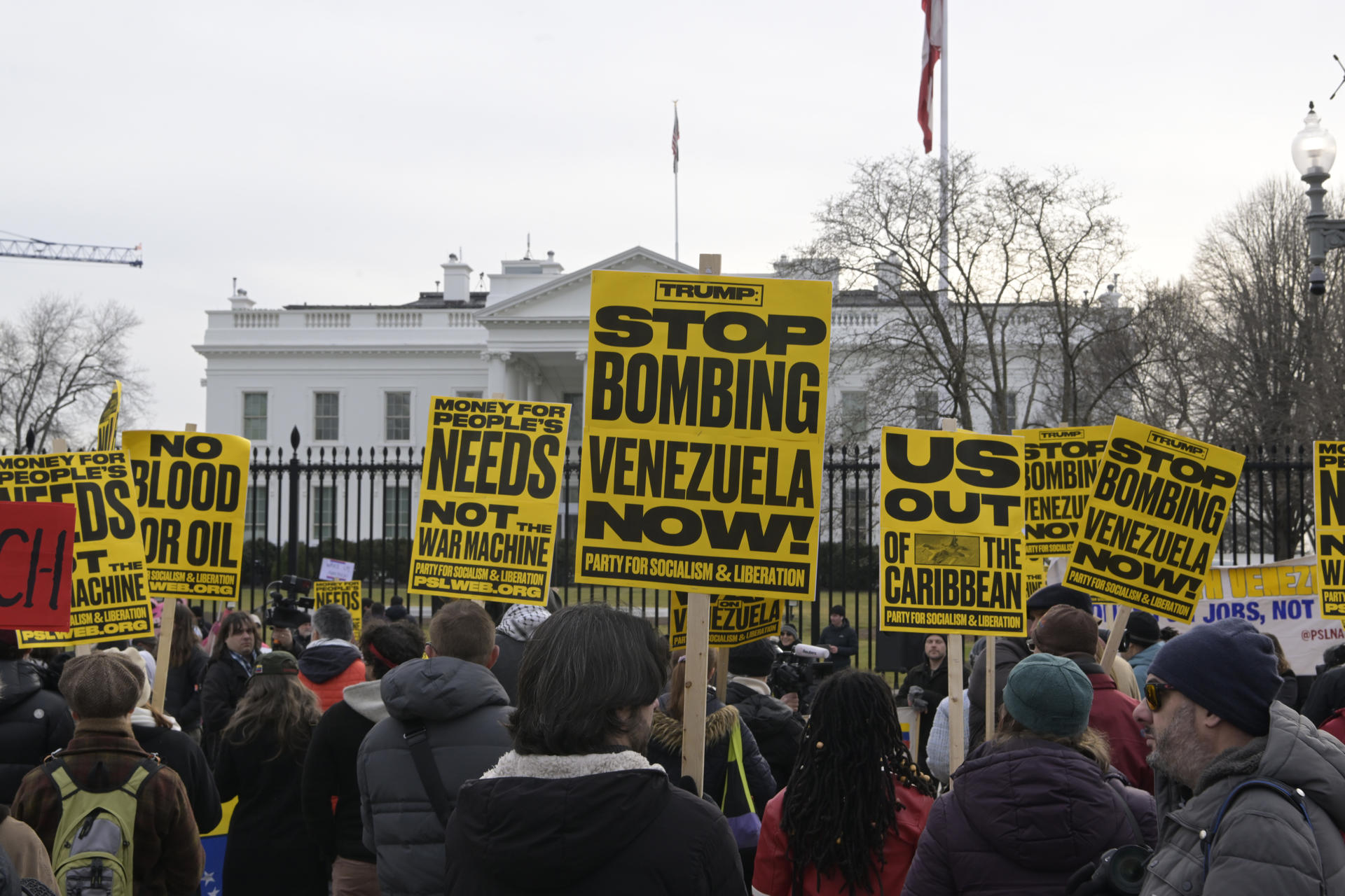 AME1845. WASHINGTON (ESTADOS UNIDOS), 03/01/2026.- Personas sostienen carteles durante una manifestación contra el presidente de Estados Unidos, Donald Trump, frente a la Casa Blanca este sábado, en Washington (Estados Unidos). EFE/ Lenin Nolly
