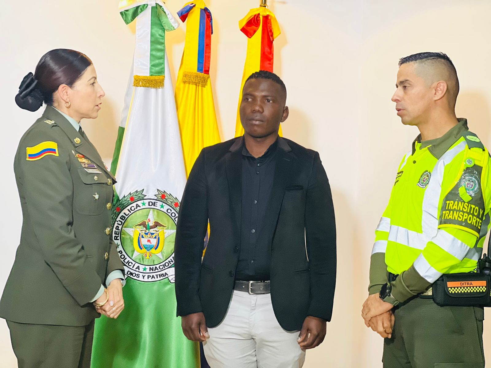 “Me quería quitar el arma”: habla policía agredido por un canadiense en El Dorado