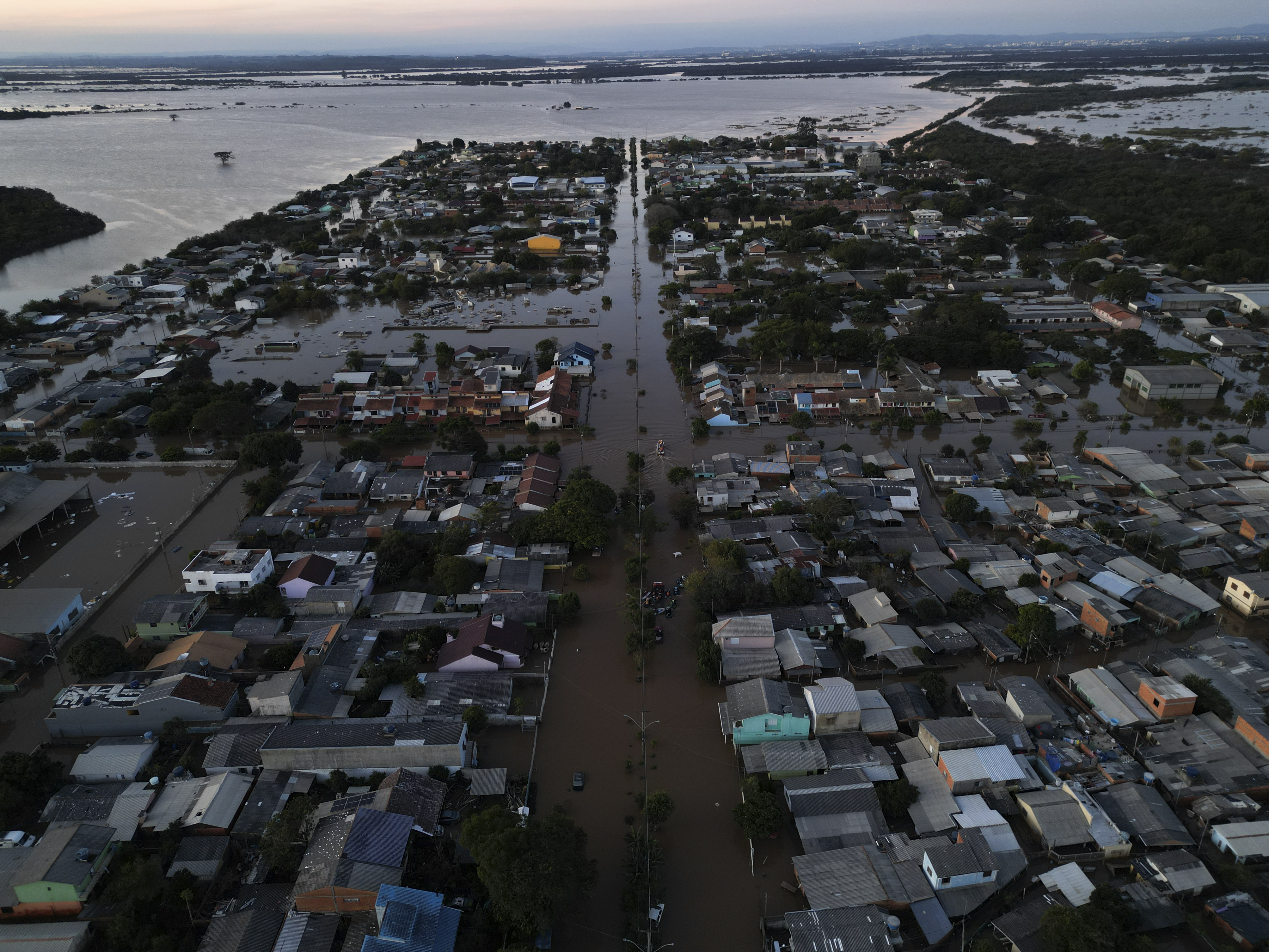 ACOMPAÑA CRÓNICA: BRASIL INUNDACIONES. AME5052. ELDORADO (BRASIL), 09/05/2024.- Fotografía aérea que muestra la magnitud de una inundación este jueves en Eldorado, región metropolitana de Porto Alegre (Brasil). Con buques de guerra, aviones cargueros y hospitales de campaña, las Fuerzas Armadas de Brasil desplegaron un enorme operativo para auxiliar a las víctimas de las devastadoras inundaciones en el sur del país, que han dejado al menos 108 fallecidos, 136 desaparecidos y ciudades enteras bajo el agua. EFE/ Isaac Fontana