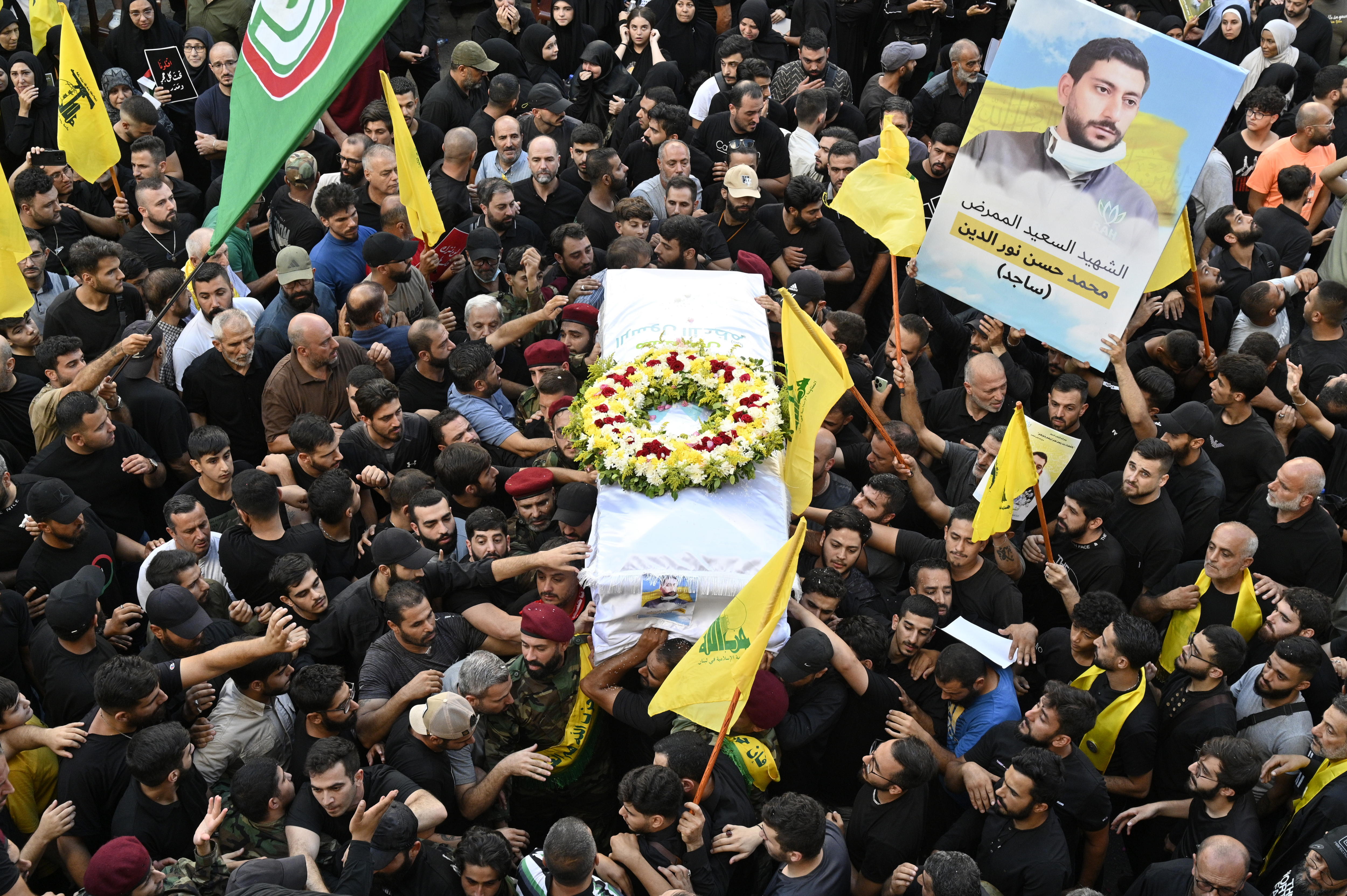 Beirut (Lebanon), 18/09/2024.- Mourners carry the coffin of one of the people who died a day earlier in pagers blasts, during the funeral procession in the southern suburb of Beirut, Lebanon, 18 September 2024. Health Minister of Lebanon Firas Abiad said at least 12 people died and more than 2800 others injured after multiple wireless communication devices (pagers) were detonated on 17 September. Hezbollah declared in a statement that Israel was behind the strike and that there will be consequences. (Líbano, Hizbulá/Hezbolá) EFE/EPA/WAEL HAMZEH