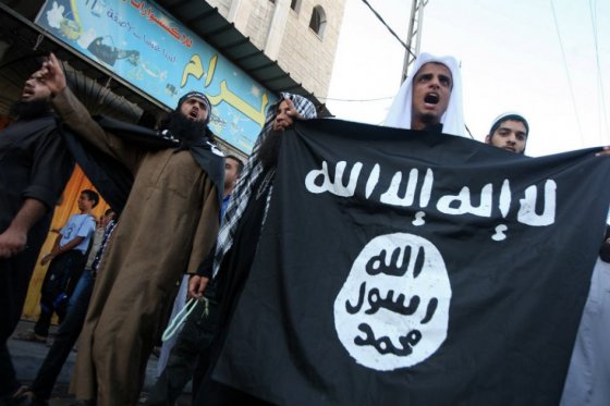 Salafistas palestinos portan banderas de Al Qaeda en una manifestación contra un video en el que se ridiculiza a Mahoma. / AFP