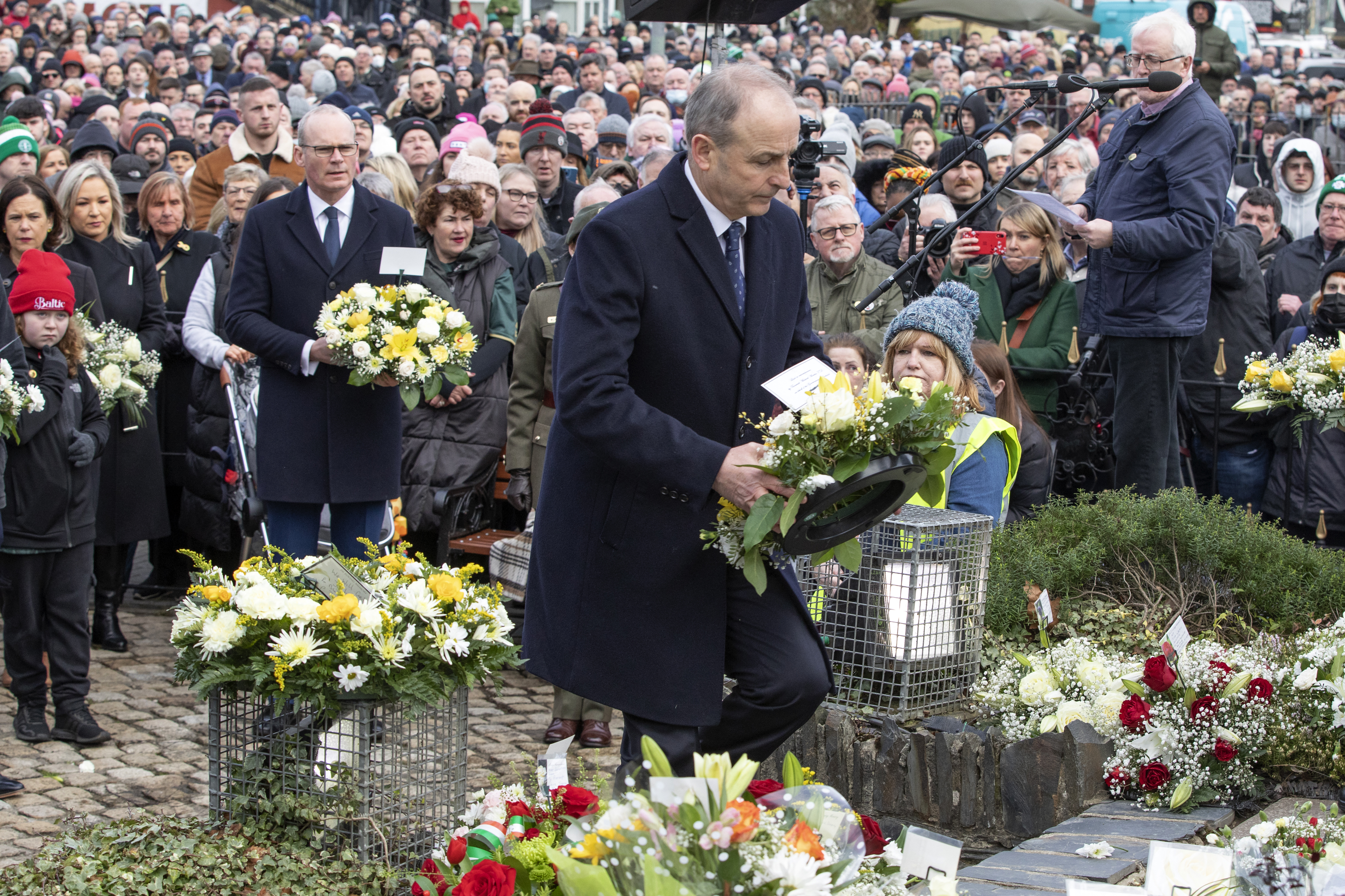 Micheal Martin, primer ministro irlandés, rinde tributo a las víctimas en el aniversario número 50 del "domingo sangriento".