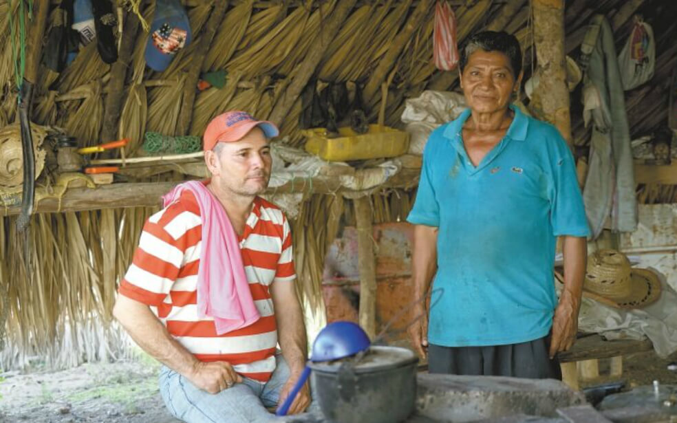 Carlos Agámez y Ricardo Ortega viven en la vereda El Respaldo. Ellos son dos de los beneficiarios a los que les restituyeron sus predios  en 2016 y 2017. Sin embargo, parte de sus familias no regresaron.