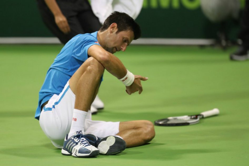 El serbio Novak Djokovic se repone de la caída que sufrió en la final del torneo de Doha. / AFP
