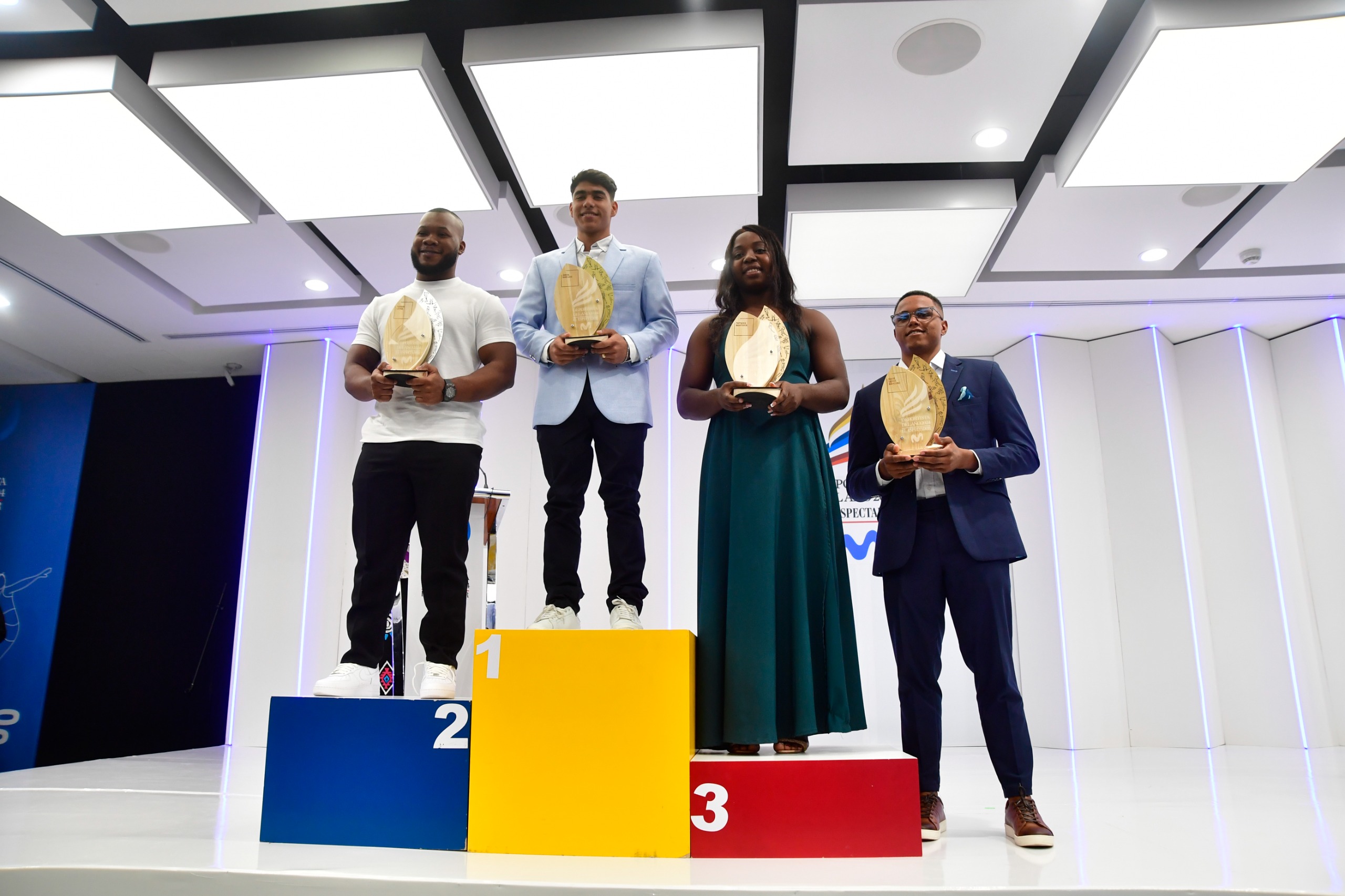 El podio categoría mayores: Yeison López (Izq.), Ángel Barajas (centro) y a la derecha Tatiana Rentería y Osmer Sánchez, hermano de Mari Leivis Sánchez.