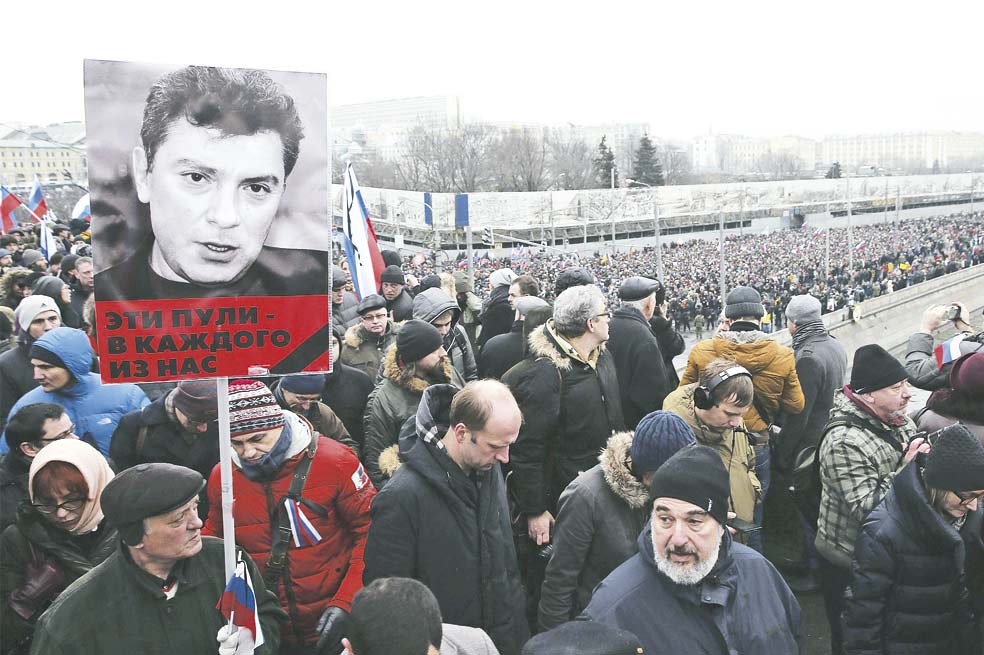 Miles de personas marcharon en Moscú, en memoria de Boris Nemtsov, asesinado a tiros el viernes en la capital. / EFE