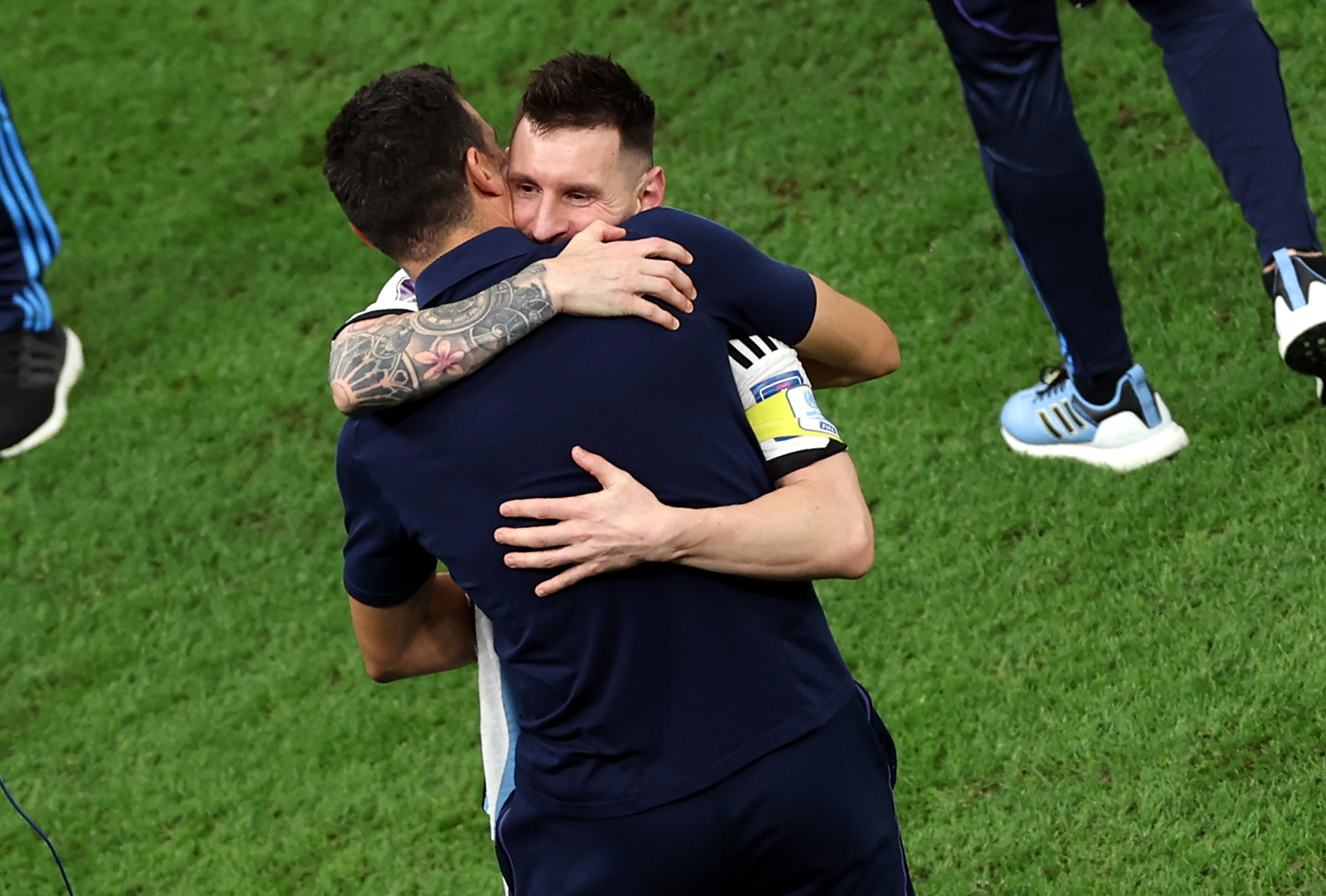 Lusail (Qatar), 13/12/2022.- Lionel Messi of Argentina (R) reacts with his ead coach Lionel Scaloni after the FIFA World Cup 2022 semi final between Argentina and Croatia at Lusail Stadium in Lusail, Qatar, 13 December 2022. (Mundial de Fútbol, Croacia, Estados Unidos, Catar) EFE/EPA/Tolga Bozoglu