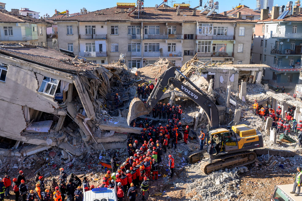 Continúa búsqueda de sobrevivientes a potente terremoto en Turquía