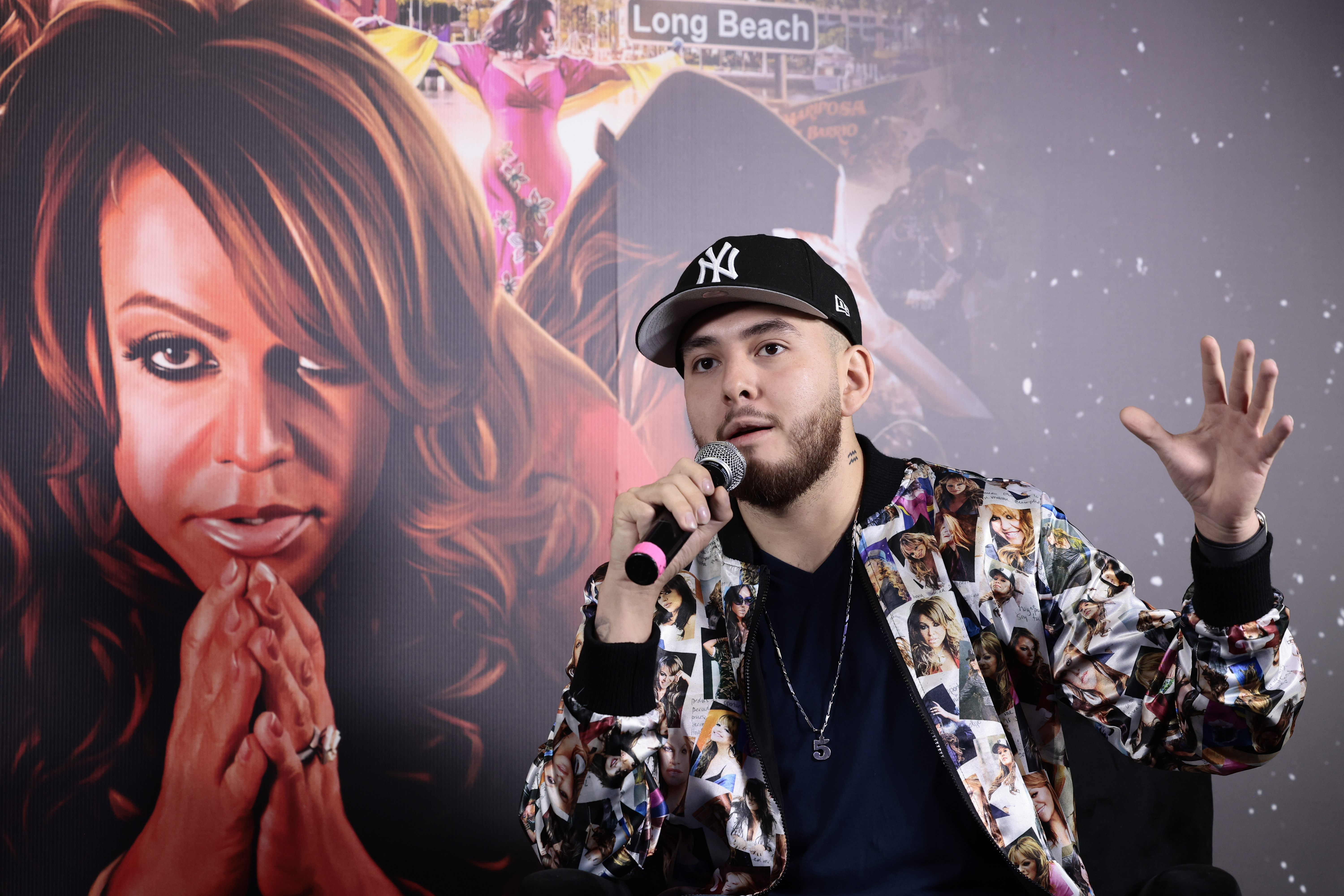 MEX2761.CIUDAD DE MÉXICO (MÉXICO), 18/08/2023.- El hijo de la fallecida cantante Jenni Rivera, Johny López, habla hoy en una rueda de prensa durante la presentación del álbum póstumo de la artista titulado "Misión cumplida" en la Ciudad de México (México). El legado de la Diva de la Banda, Jenni Rivera, fallecida en 2012, se mantiene vivo a pesar del tiempo y sus cinco hijos tratan de mantenerse unidos y trabajar para honrar a su madre, quien les enseñó, dijo Jacqie Rivera, a estar juntos pase lo que pase. EFE/José Méndez