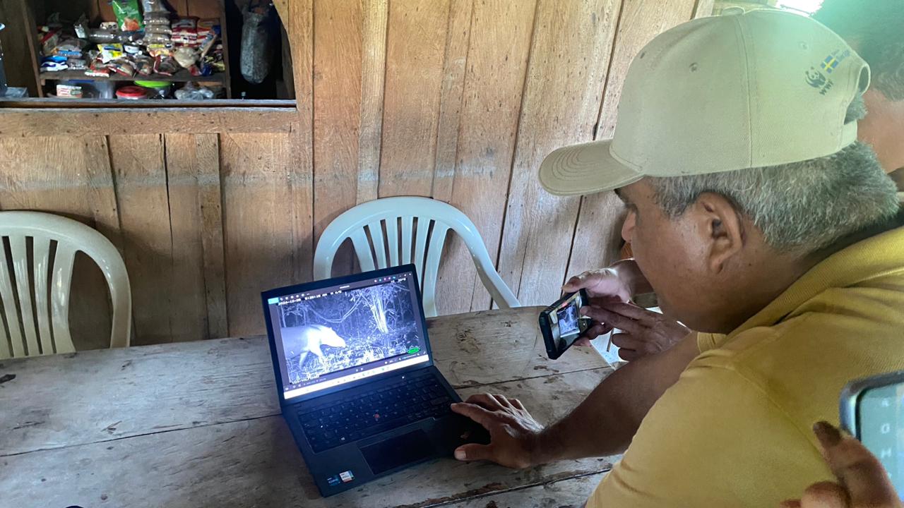 Yesid Alfonso mostrando algunas de las imágenes captadas por las cámaras trampa instaladas cerca a su finca.