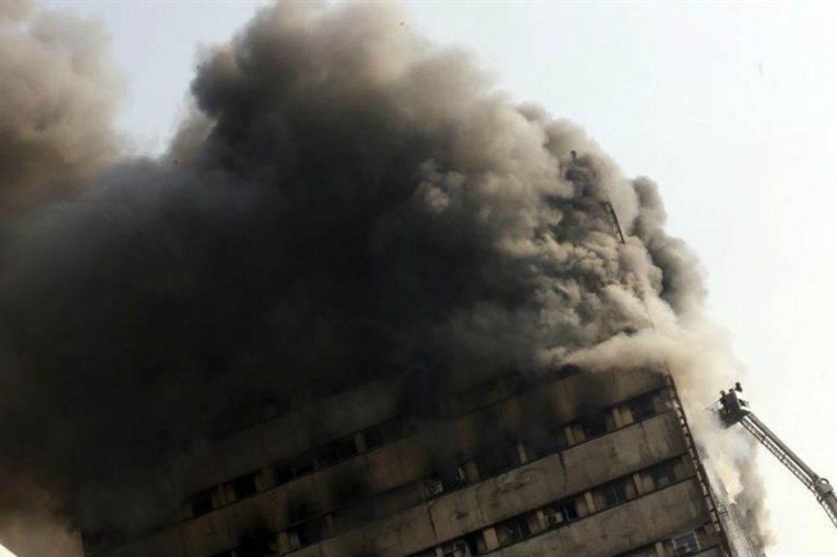 Al menos 20 bomberos muertos tras derrumbe de un edificio en Irán