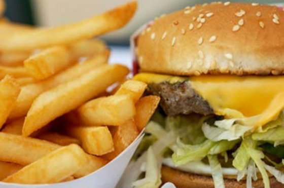 OMS advierte de publicidad digital para niños de alimentos poco saludables