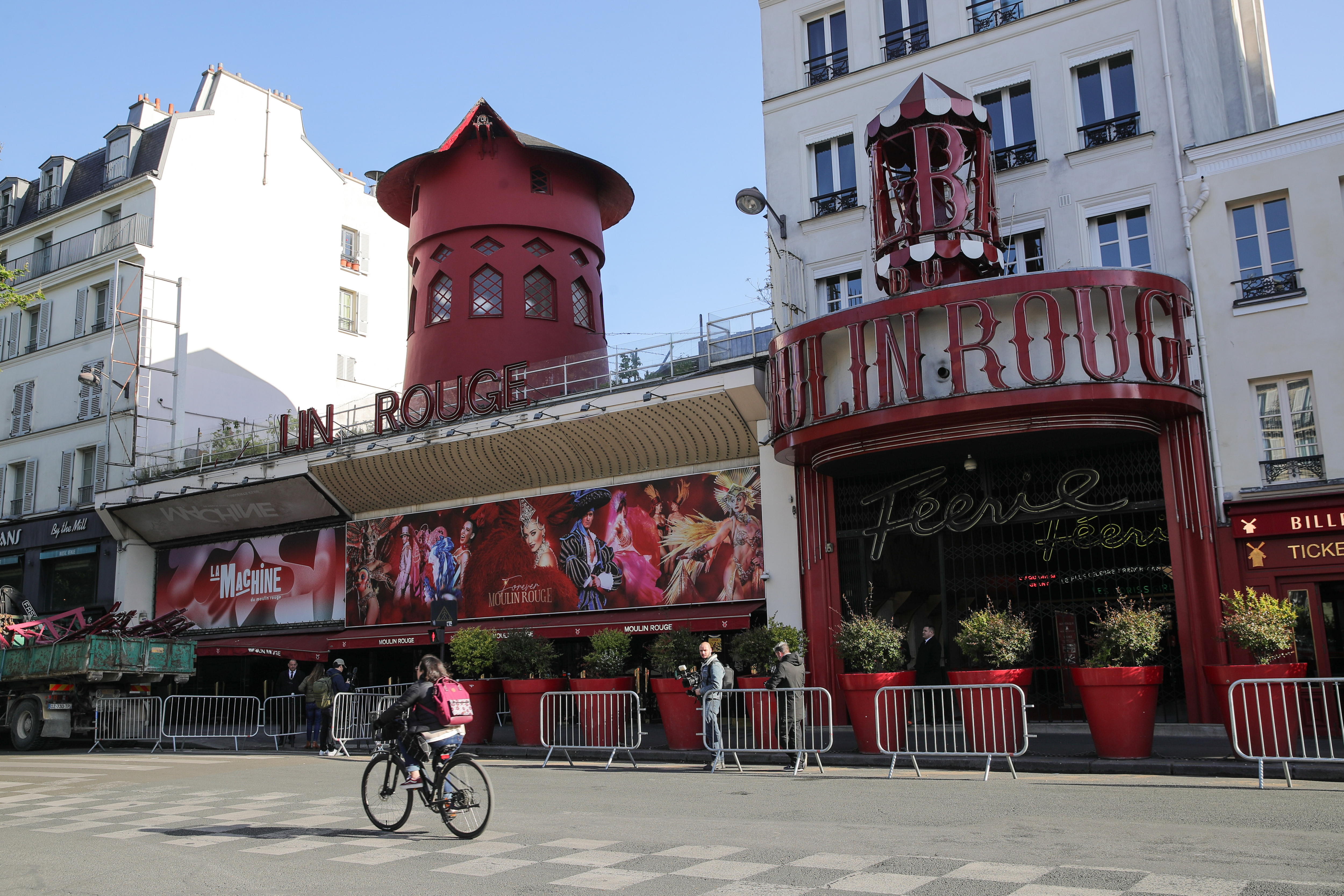 Paris (France), 25/04/2024.- General view of the Moulin Rouge facade without its wings in Paris, France, 25 April 2024. During the night of 24 to 25 April, the blades of the Moulin Rouge collapsed without causing any casualties, according to official sources. (Francia) EFE/EPA/Teresa Suarez