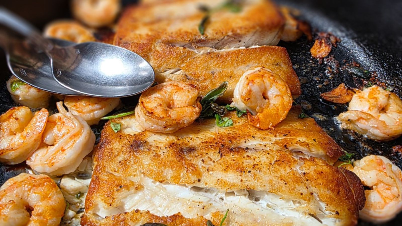 Receta para preparar pesca blanca con langostinos y mantequilla de crustáceos