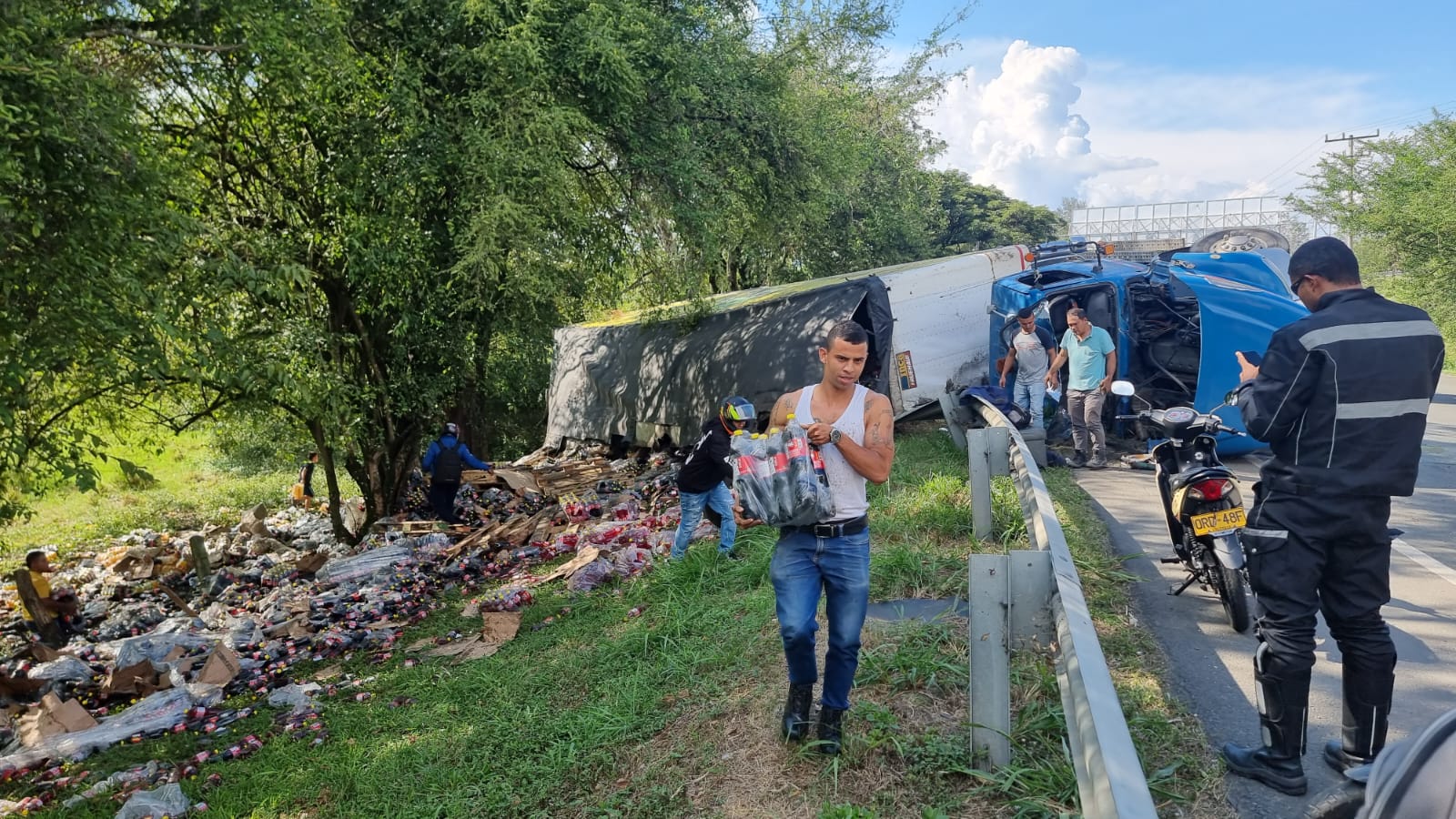 Video: saquearon camión que transportaba gaseosas en vía de Bugalagrande, Valle