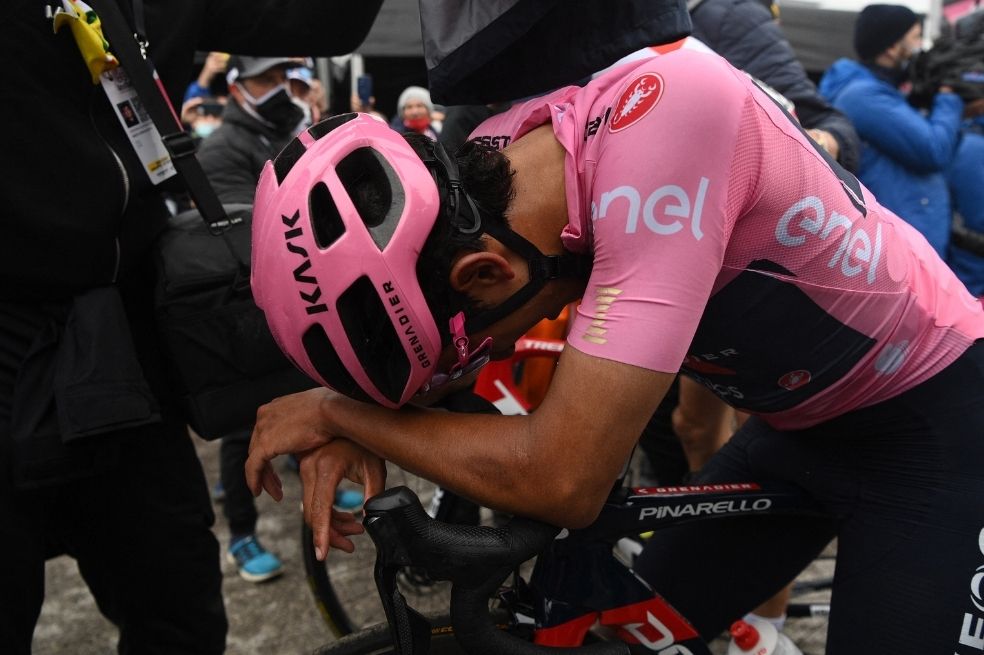 En la etapa 14 en el Monte Zoncolan, Egan Bernal demostró su jerarquía y nuevamente amplió su diferencia con un ataque en los kilómetros finales. No obstante, el cuerpo empezó a doler y se empezó a sentir el desgaste. El zipaquireño todavía tenía restos, pero el cuerpo ya empezaba a darle un toque de atención.