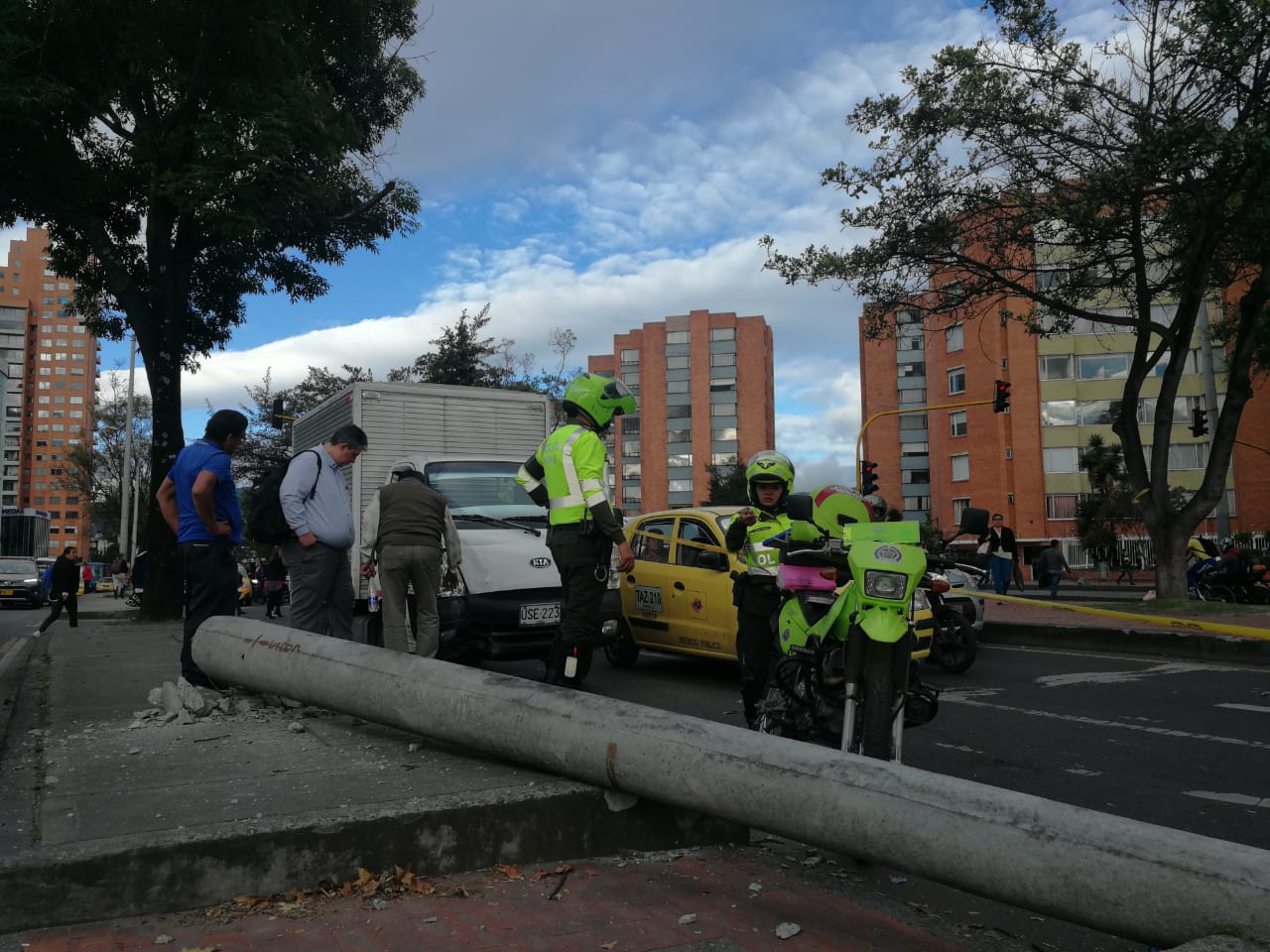 Al lugar llegaron dos unidades de Policía de Tránsito, quienes informaron que se encuentran en etapa de indagación, para determinar si el conductor del vehículo iba en exceso de velocidad o en estado de embriaguez, y así, tomar las medidas judiciales al respecto. También hicieron presencia miembros del Cuerpo de Bomberos, que ayudaron a mover el poste y las ramas delárbol,para dar vía libre al tráfico de la zona.