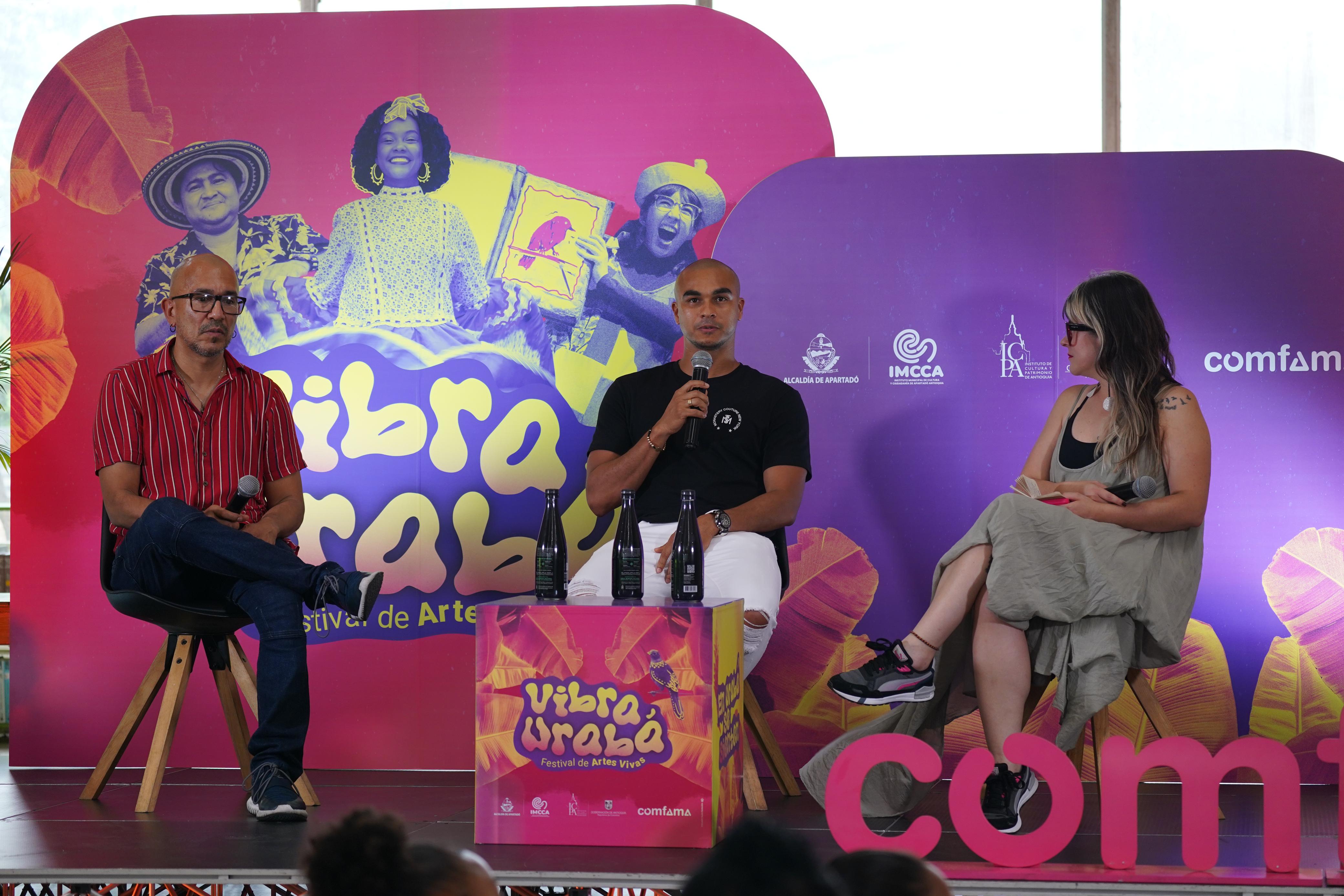 (De izq. a der.) El investigador de Artes de Universidad de Antioquia, Norman Mejía, y el futbolista profesional Lewis Ochoa, conversaron con Perla Toro, responsable de Comunicaciones Comfama, sobre la importancia de la disciplina a la hora de cultivar el cuerpo para desarrollar actividades como la danza o el deporte.