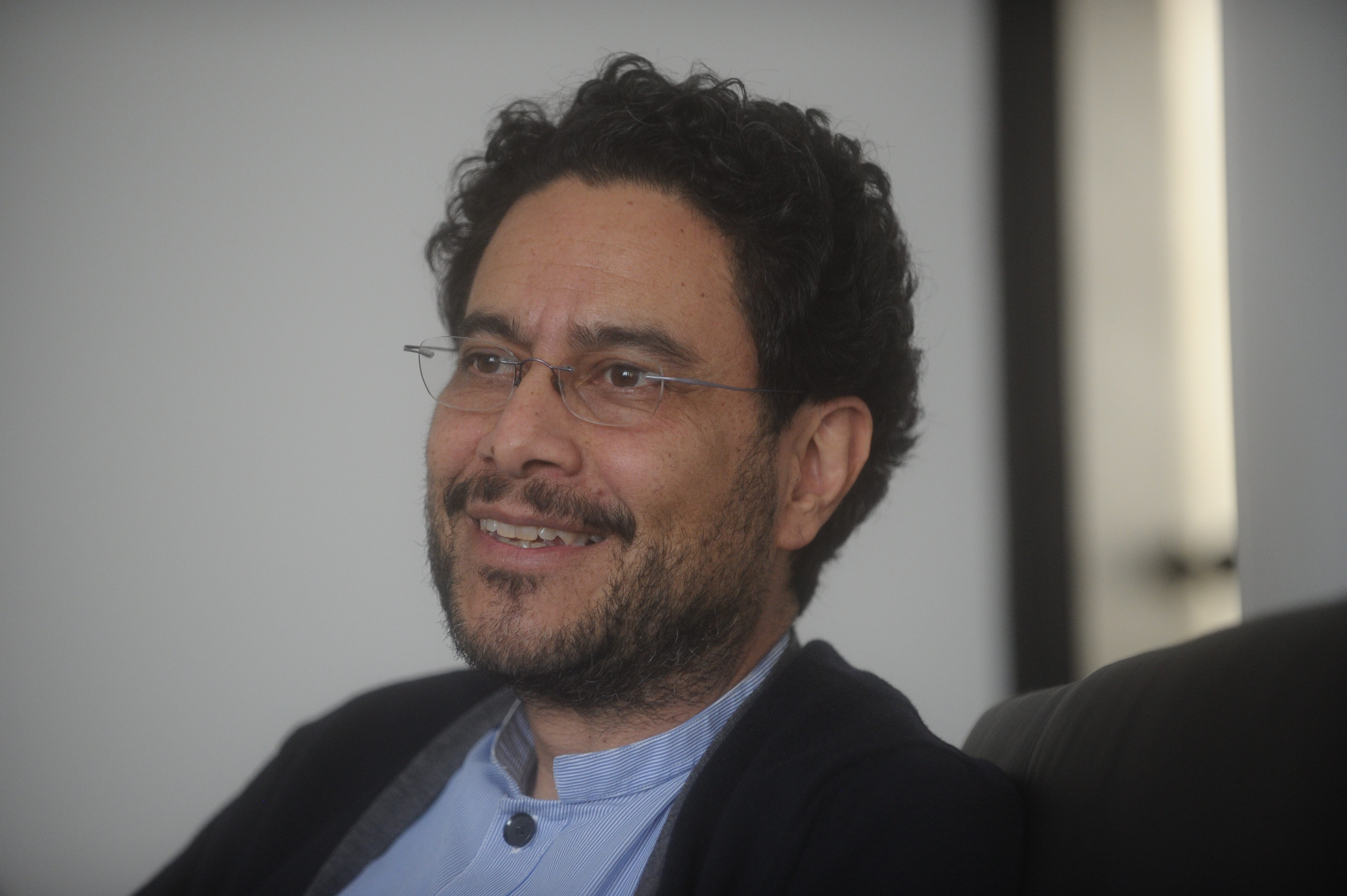 Senador con la fotografía de su padre Manuel Cepeda Vargas, en entrevista