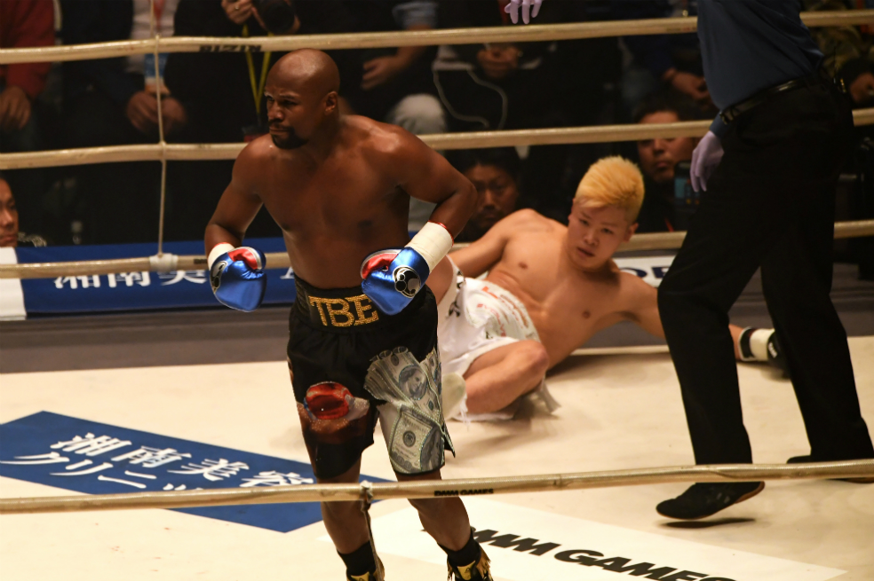 Mayweather regresó al boxeo con un triunfo por KO
