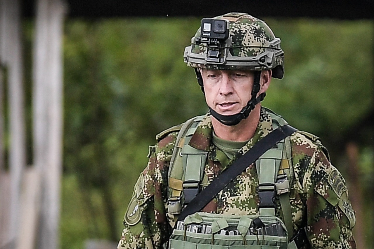 Mientras la Fiscalía tomaba testimonios a las víctimas por lo ocurrido en el operativo del Ejército, militares se pasearon por la vereda con cámaras incrustradas en sus cascos.
