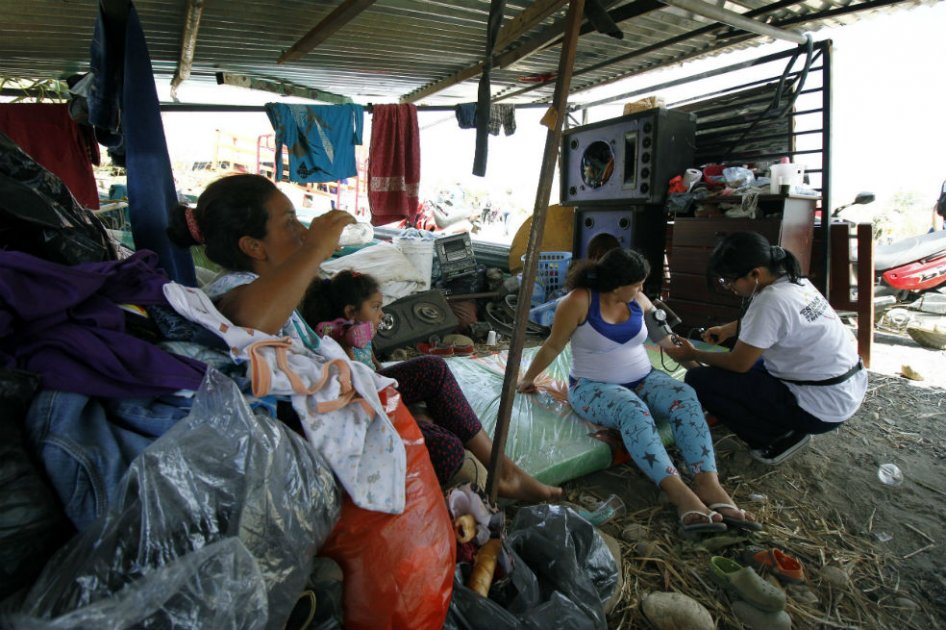 Santos firma decreto para garantizar afiliación de deportados al sistema de salud