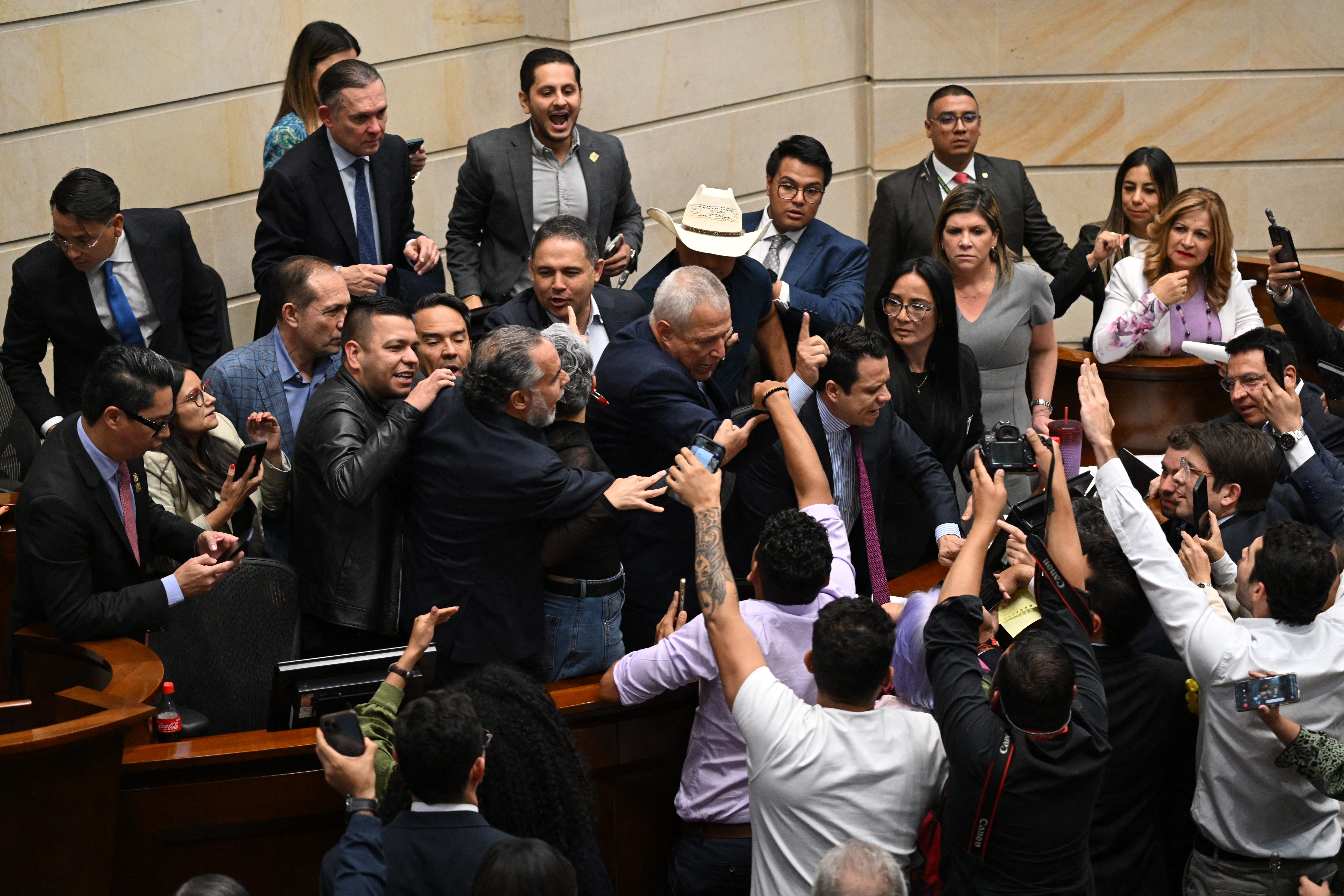 Procuraduría abre indagación tras pelea de políticos por consulta popular