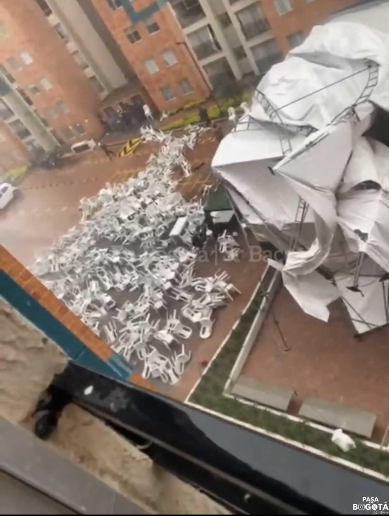 Fuerte vendaval derribó una carpa durante asamblea en conjunto residencial de Suba