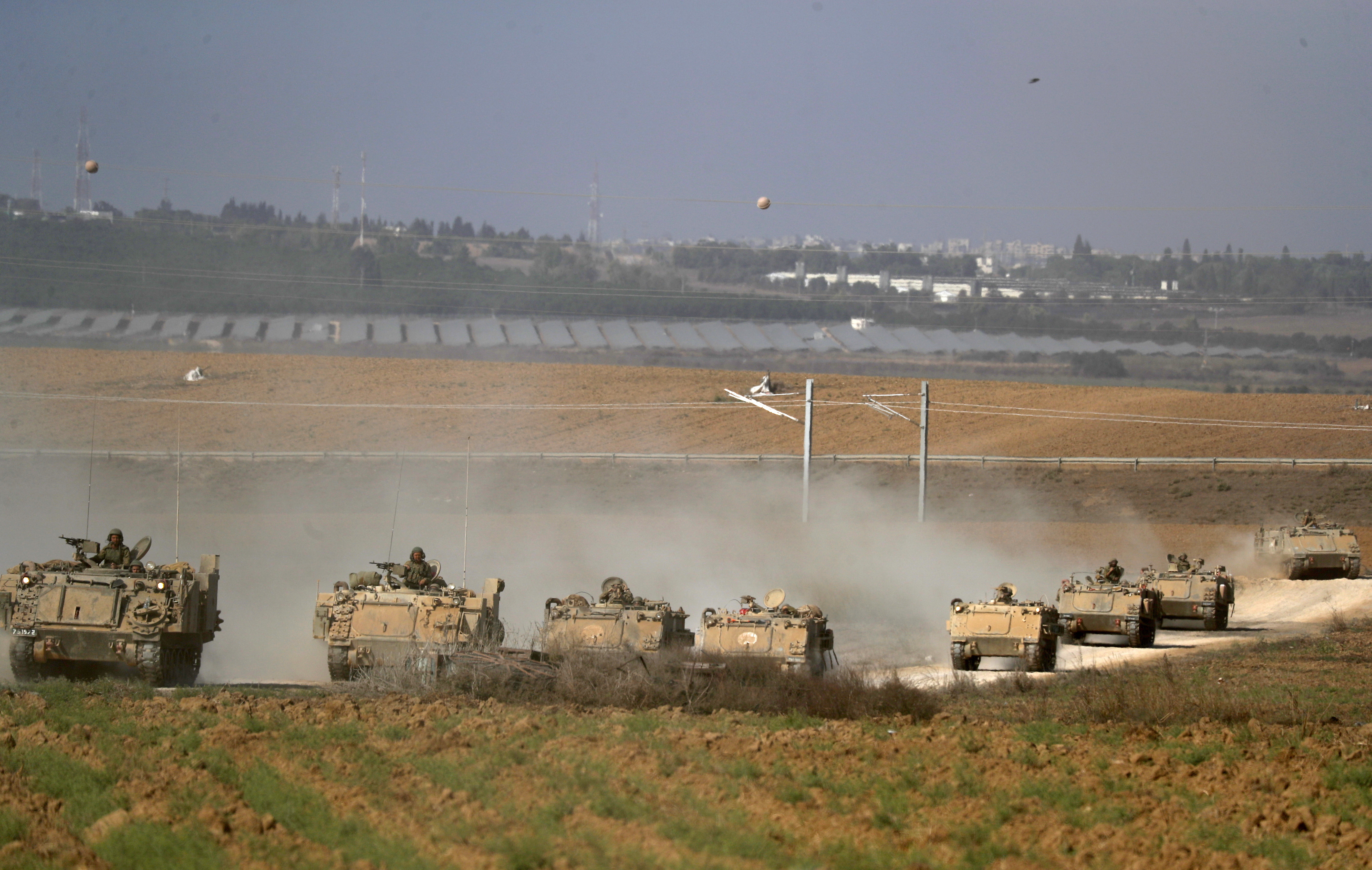 ISRAEL (Ubicación no divulgada), 13/10/2023.- Una columna de vehículos blindados pesados de transporte de personal (APC) en una zona a lo largo de la frontera con Gaza, sur de Israel, este viernes. Las Fuerzas de Defensa de Israel (FDI) pidieron hoy la evacuación de todos los civiles de la ciudad de Gaza de sus hogares hacia el sur 'por su propia seguridad y protección' y su desplazamiento al sur del Wadi Gaza, advirtiendo que en los próximos días se producirán operaciones militares israelíes en la ciudad palestina. EFE/ATEF SAFADI