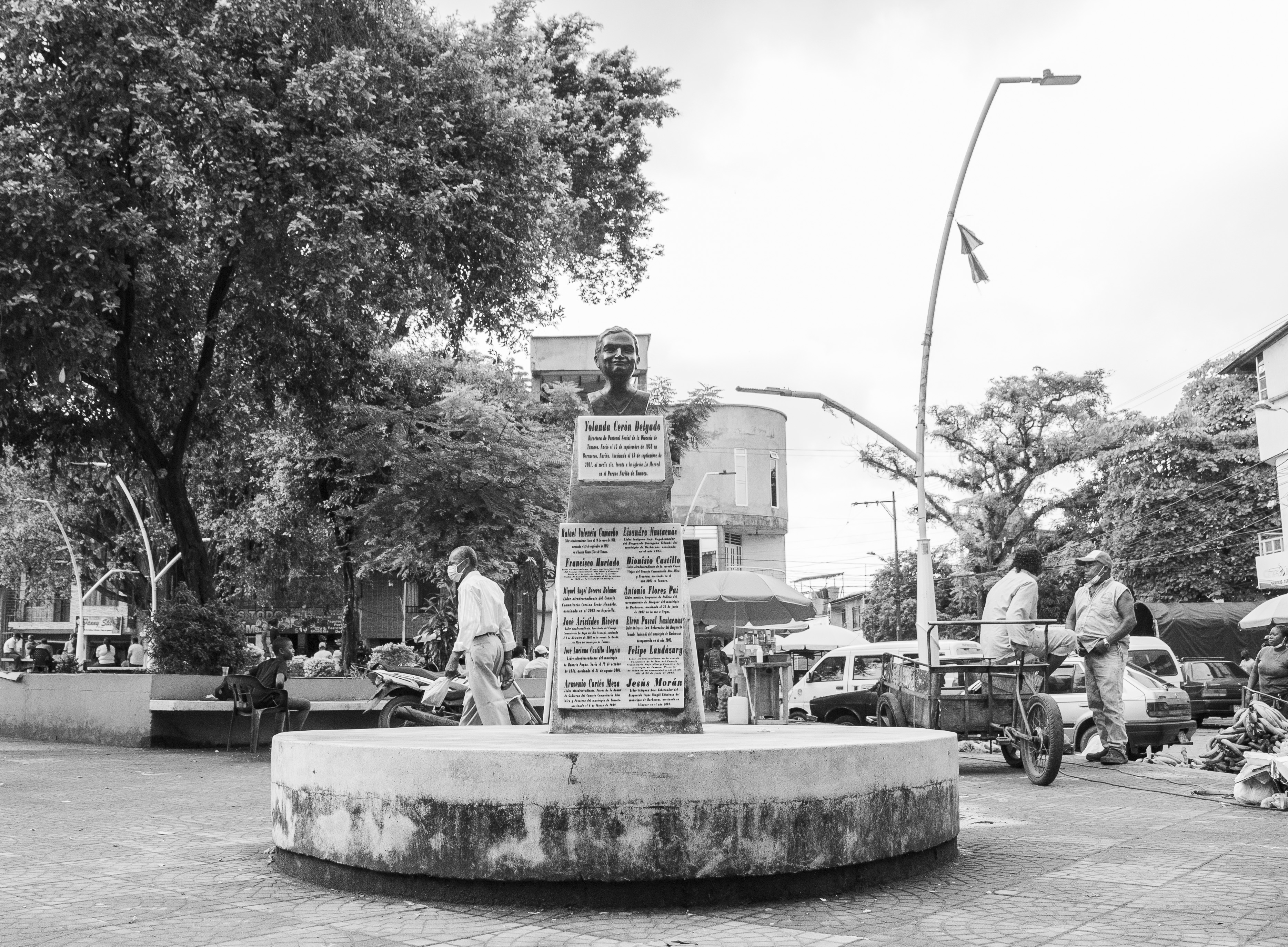 Busto que rinde homenaje a la hermana Yolanda, ubicado en el lugar de su asesinato, frente a la iglesia La Merced. Lo rodean placas que recuerdan a líderes afrodescendientes asesinados como: Francisco Hurtado, Dionisio Castillo, Miguel Ángel becerra, entre otros.