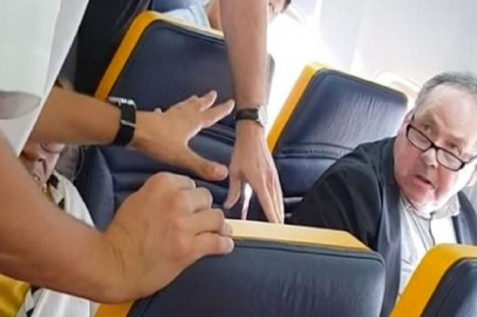 Hombre blanco insulta a mujer negra, en avión de Ryanair