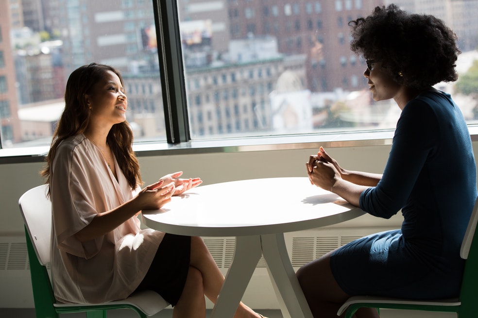 Géminis:
Aunque los nacidos bajo este signo zodiacal se caracterizan por tener dos personalidades, al ser el signo de los gemelos, los Géminis no tienen pelos en la lengua. A la hora de decir la verdad se comunican elocuente y eficazmente.
Sin necesidad de herirte, te harán saber que algo les molesta o que puedes estar yendo por el camino incorrecto. Son personas que prefieren evitar los rodeos.
