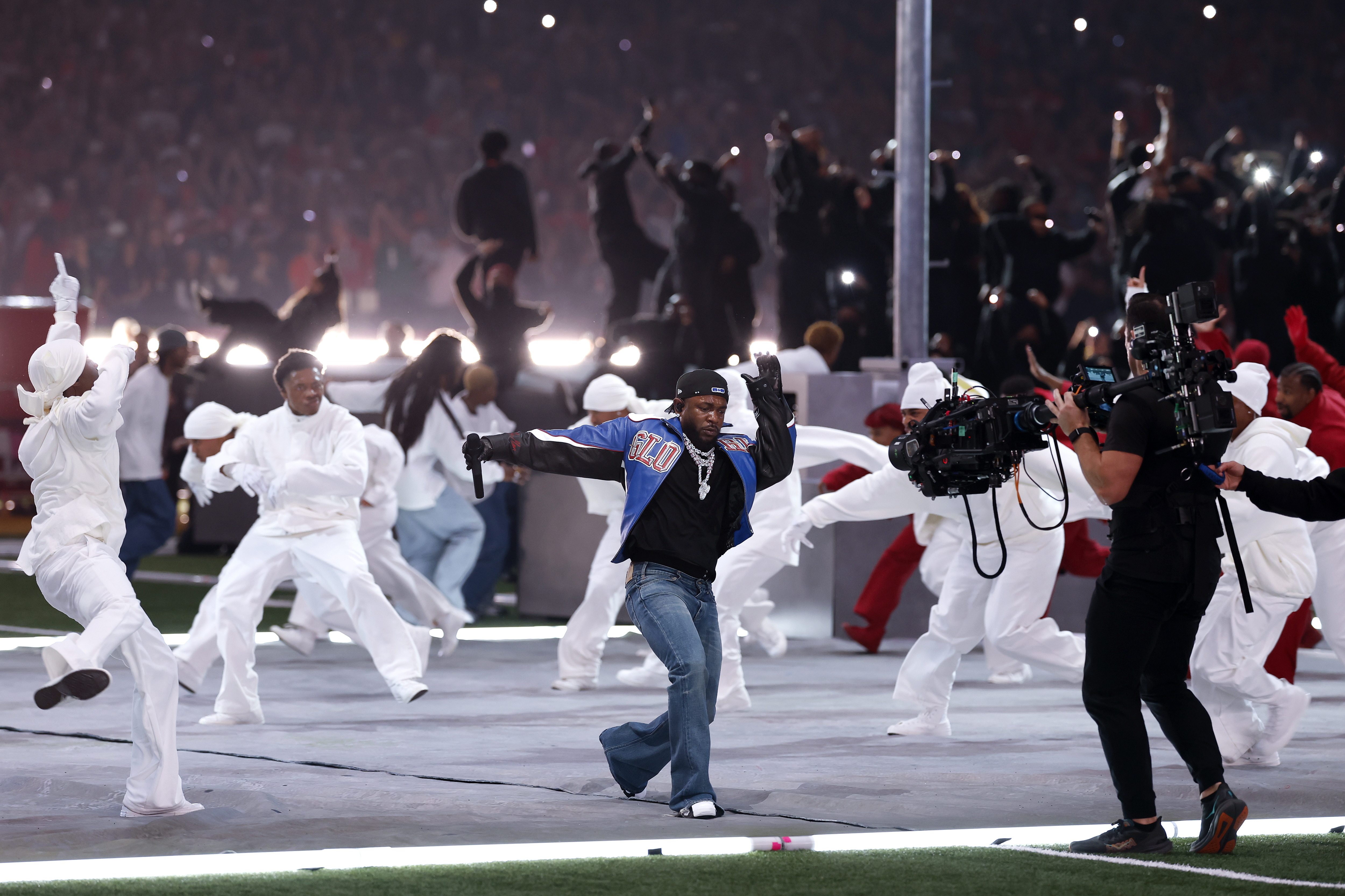 NEW ORLEANS (United States), 10/02/2025.- Kendrick Lamar (C) performs in the Halftime Show of Super Bowl LIX between the Kansas City Chiefs and the Philadelphia Eagles at Caesars Superdome in New Orleans, Louisiana, USA, 09 February 2025. The Super Bowl is the annual championship game of the NFL between the AFC Champion and the NFC Champion and has been held every year since 1967. (Nueva Orleáns, Filadelfia) EFE/EPA/ERIK S. LESSER