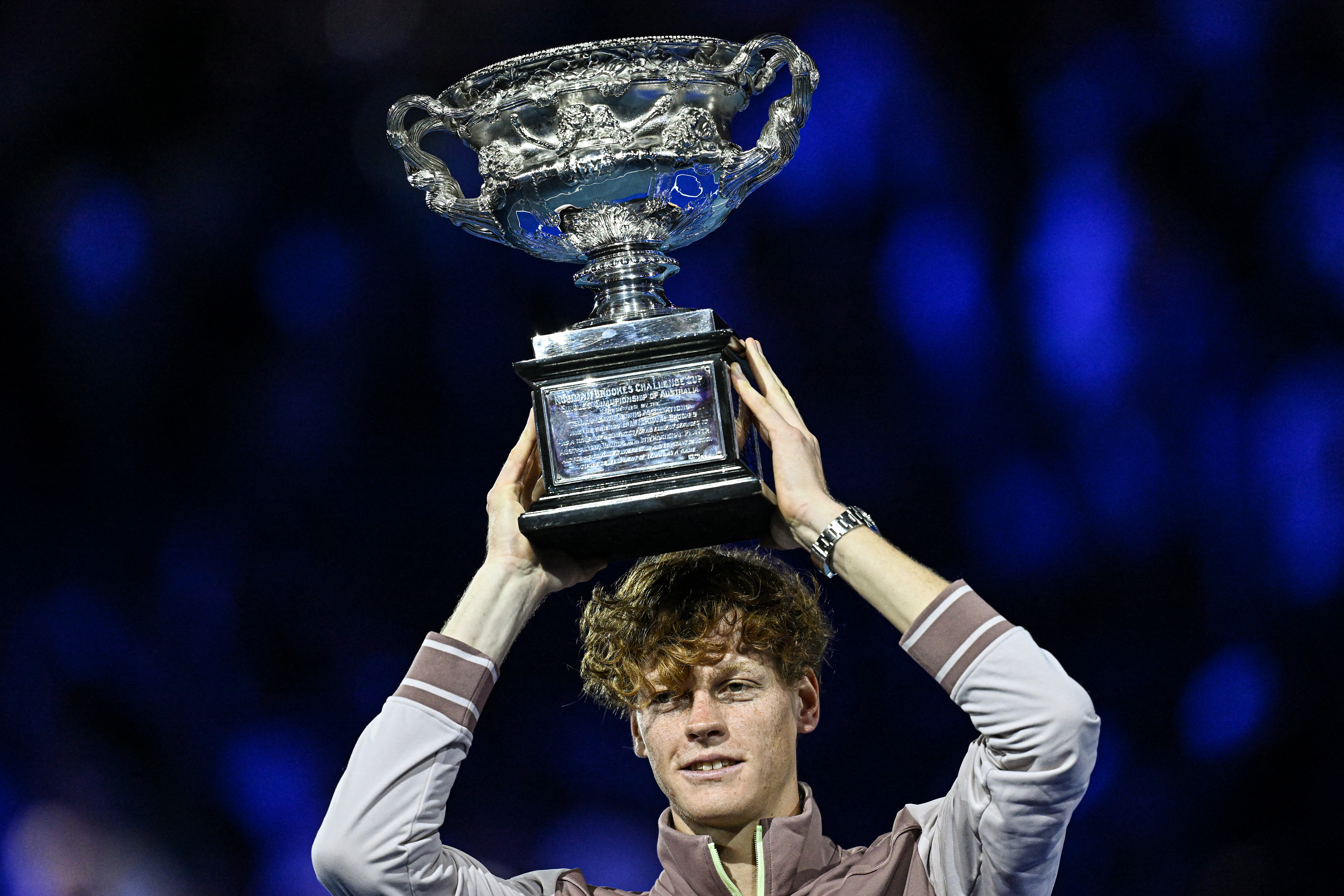 Jannik Sinner celebra con el trofeo Norman Brookes después de derrotar Daniil Medvedev en la final del Abierto de Australia 2024.