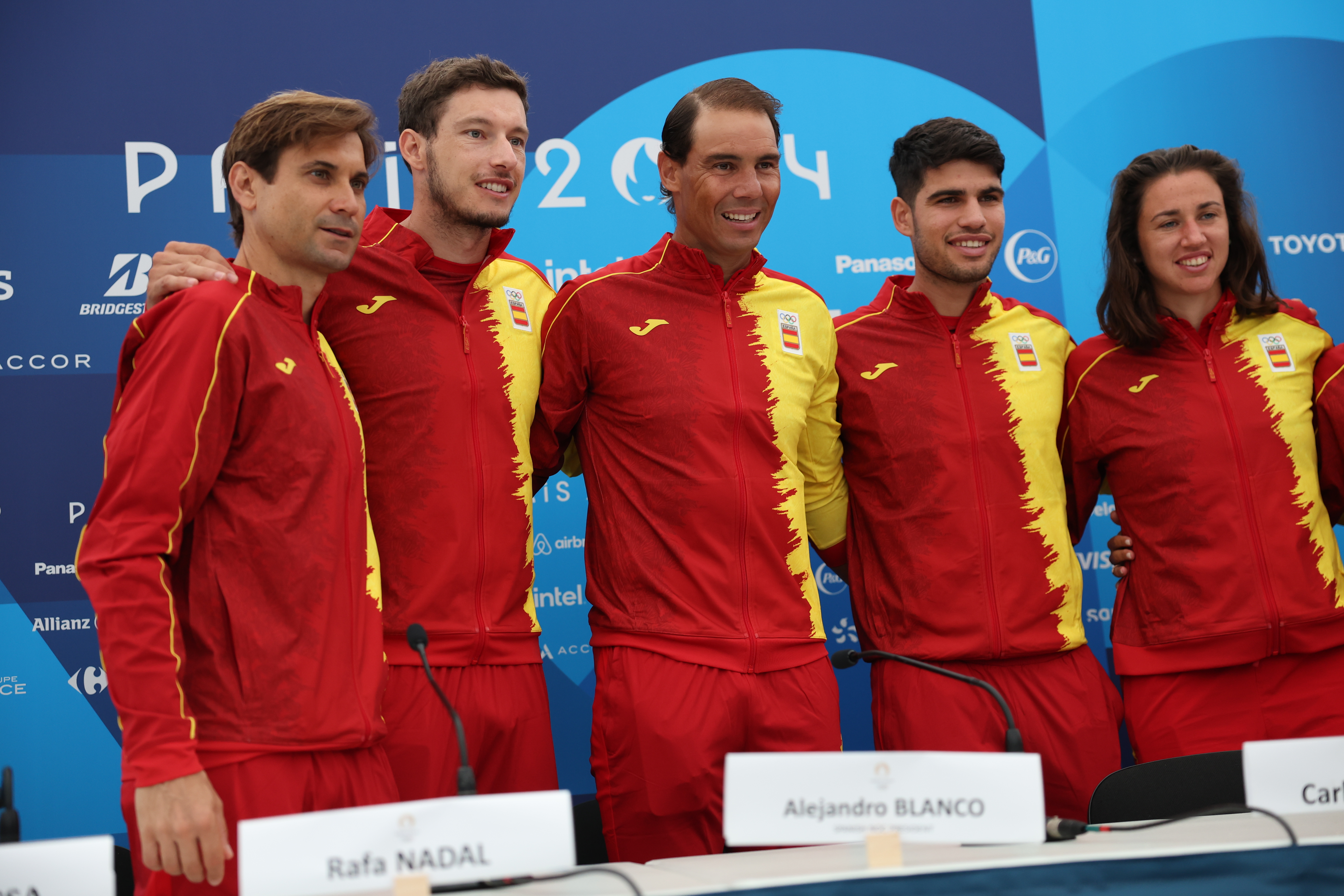 PARÍS (FRANCIA), 24/07/2024.- (De izq a der) Los integrantes del equipo olímpico español de tenis David Ferrer, Pablo Carreño, Rafa Nadal, Carlos Alcaraz y Sara Sorribes, posan durante una rueda de prensa convocada por los integrantes del equipo olímpico español de tenis de cara a su participación en los Juegos Olímpicos de París 2024, este miércoles en la capital francesa. EFE/ Sashenka Gutiérrez