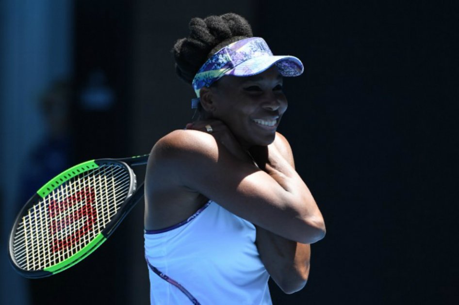 La mayor de las hermanas Williams celebra tras clasificarse en las semifinales del Abierto de Australia. / AFP