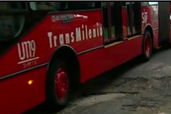 El ‘cráter’ que obliga a buses de TransMilenio a salirse de su carril preferencial