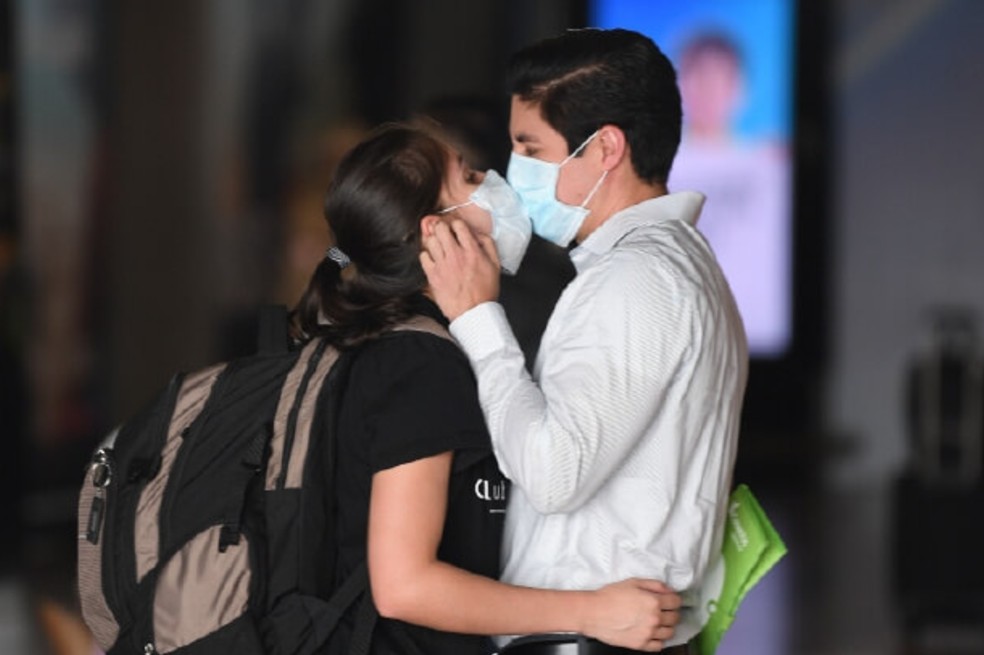El coronavirus se transmitir por gotas de aerosol de la nariz o la boca de una persona contagiada.