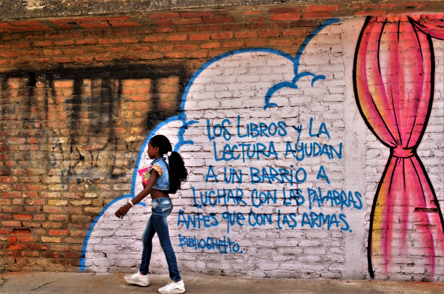 Niños, jóvenes y familias enteras se han unido a las iniciativas de lectura, escritura y arte de Biblioghetto en 10 barrios de Cali.