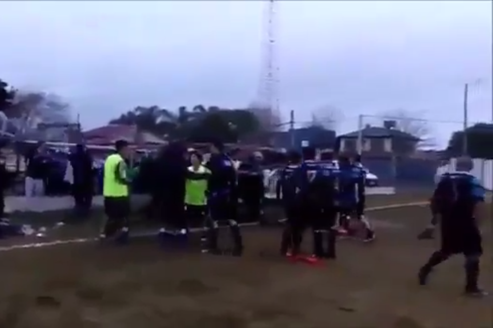 Hincha entona la canción de Rocky Balboa, mientras futbolistas se pelean dentro de la cancha