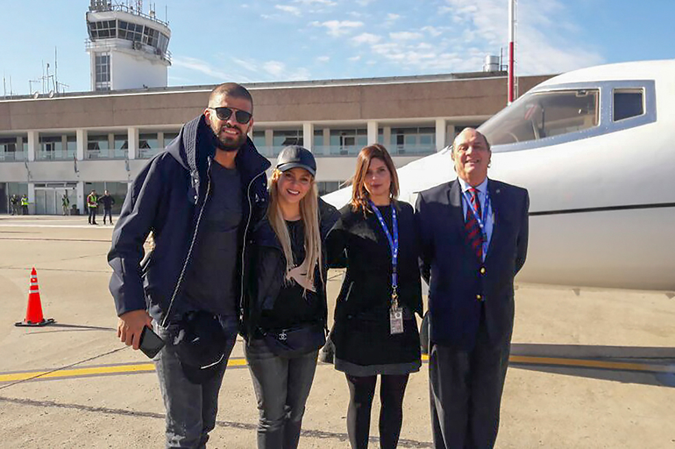 Shakira y Piqué llegan a Rosario para asistir a la boda de Messi