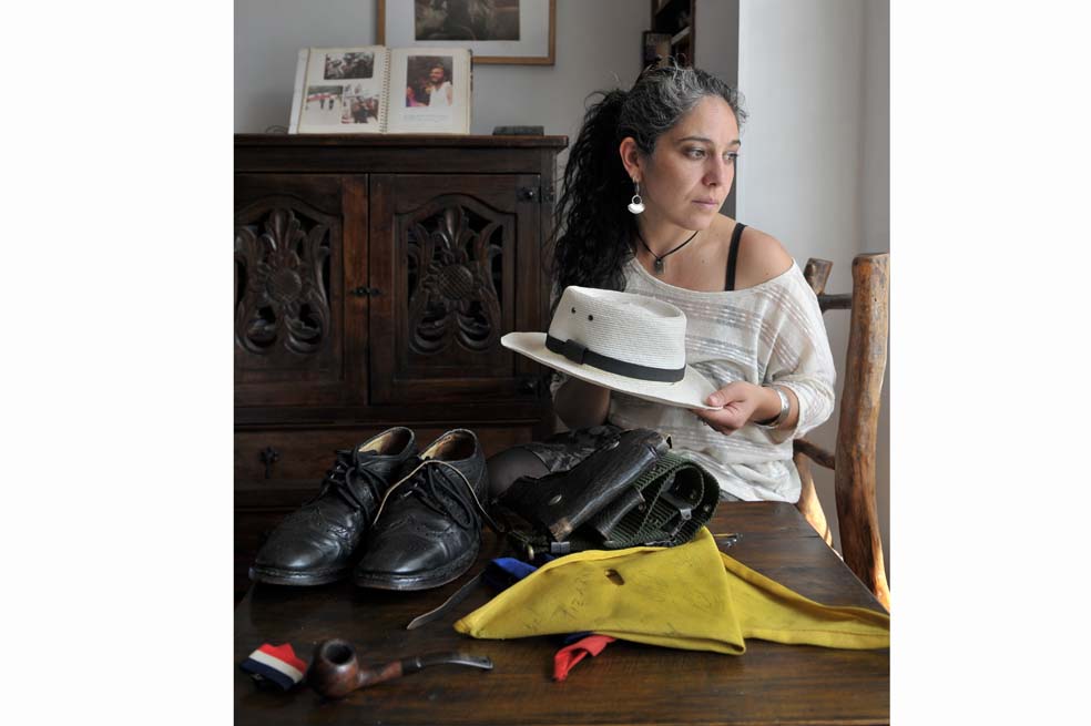 María José Pizarro, en su casa en Bogotá, con algunas de las pertenencias de su padre Carlos Pizarro Leongómez, asesinado en abril de 1990.Pamela AristizábalCansada de dilaciones, buscó a las personas que creía relevantes para rendir testimonio y las acompañó en las diligencias del ente investigador. Incluso, antes de que fuera demolido el viejo aeropuerto El Dorado, contactó a los escoltas y juntos recorrieron las instalaciones y los lugares claves del día del asesinato. Durante 15 años, se empapó de información, recortó todas las noticias de la prensa y realizó una investigación videográfica, que se convirtió en una prueba para la Fiscalía.