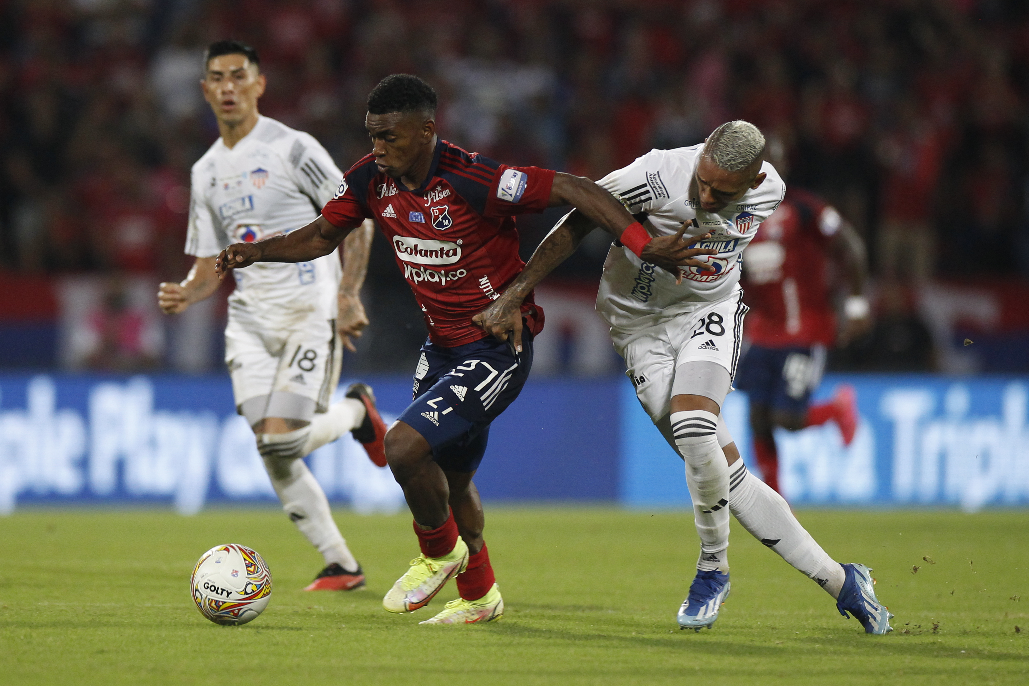 AMDEP4203. MEDELLÍN (COLOMBIA), 13/12/2023.- Brayan León (i) de Independiente Medellín disputa el balón con Jermein Zidane Peña de Junior hoy, en la final de la Primera División de Colombia entre Deportivo Independiente Medellín (DIM) y Junior en el estadio Atanasio Girardot en Medellín (Colombia). EFE/ Luis Eduardo Noriega Arboleda