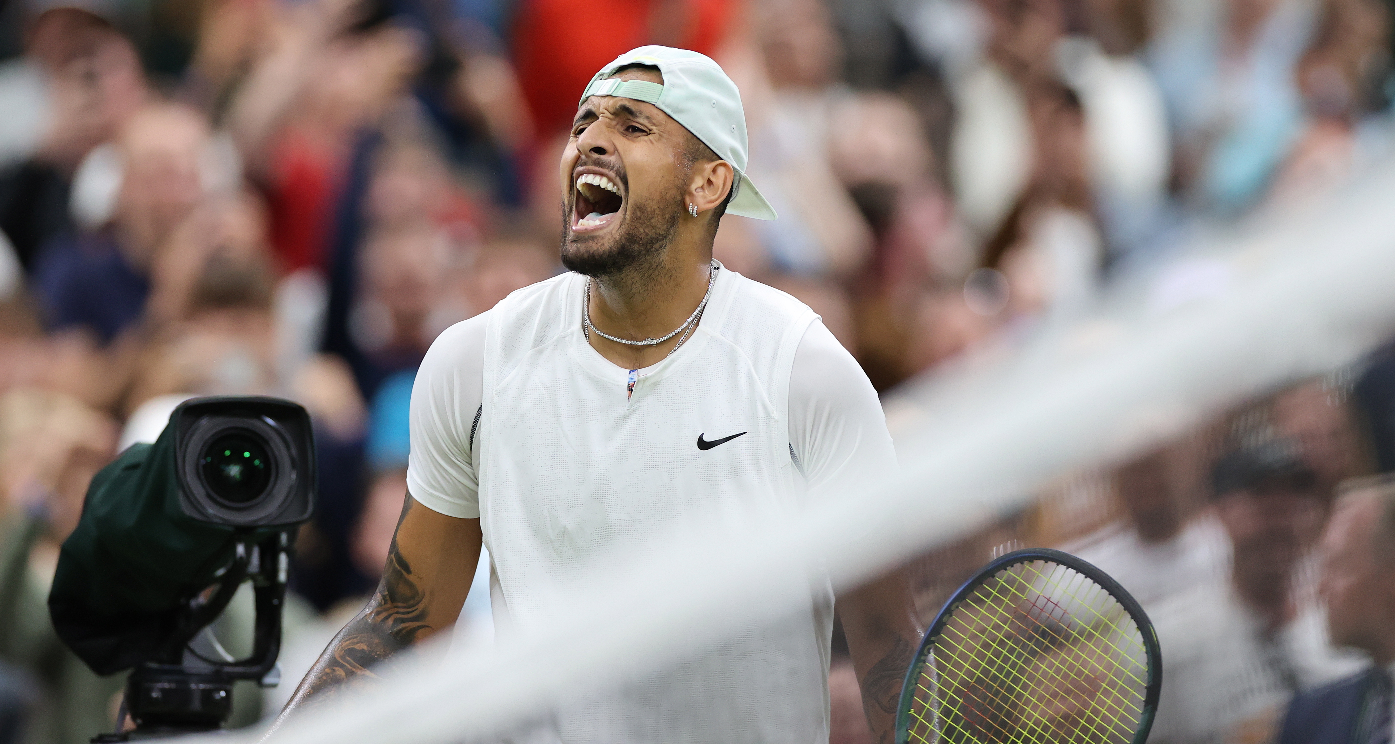 Kyrgios brilló contra Tsitsipas y lo eliminó de Wimbledon