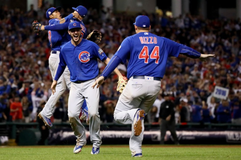 Kris Bryant y Anthony Rizzo celebran la victoria en la Serie Mundial de los Cachorros tras 108 años de sequía. Foto: AFP