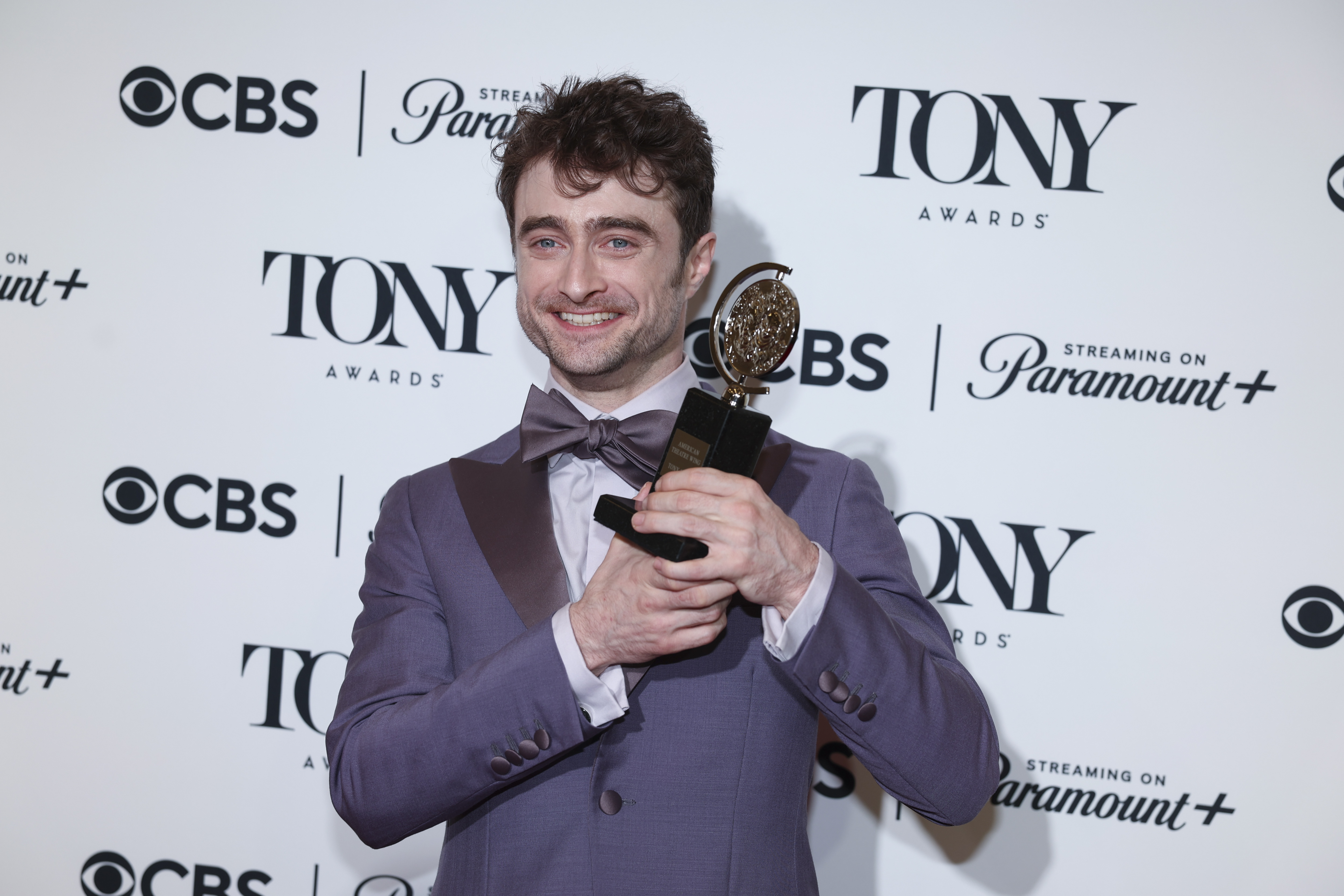 New York (United States), 17/06/2024.- Daniel Radcliffe poses in the press room for the 77th annual Tony Awards at Lincoln Center's David H. Koch Theater in New York, New York, USA, 16 June 2024. The Tony Awards are presented each year by the American Theatre Wing and The Broadway League to honor excellence in live Broadway theater. (Nueva York) EFE/EPA/SARAH YENESEL