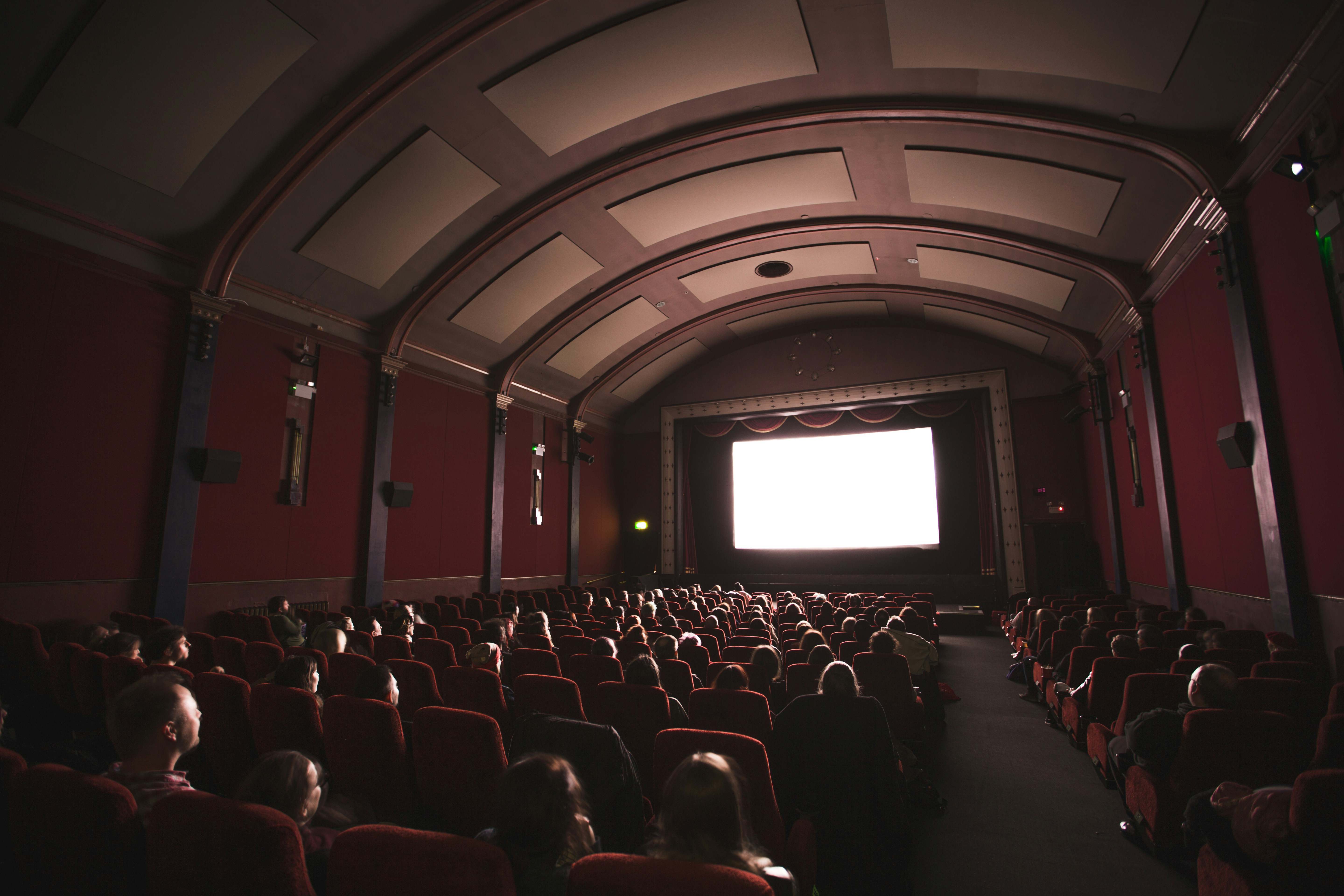 Estudio revela que la generación Z y los millennials estarían “salvando” las salas de cine