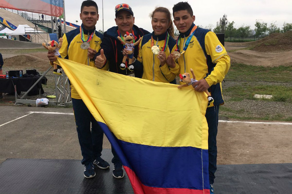 El también colombiano Samuel Zapata ganó medalla de plata en la categoría masculina de BMX. / @fedeciclismocol 